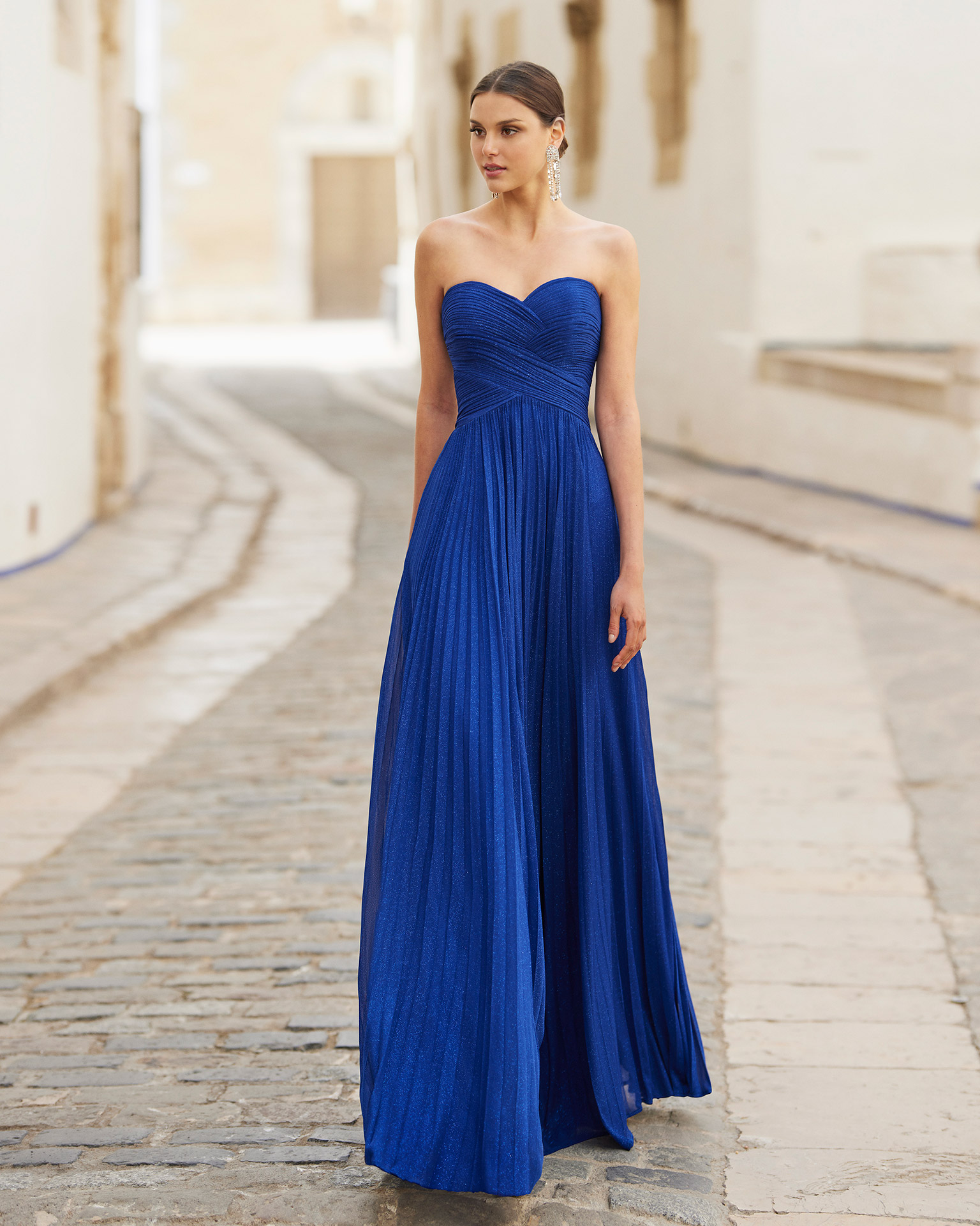 Lurex chiffon cocktail dress. Sweetheart neckline and low back. With shawl. 2022 MARFIL_BARCELONA Collection.
