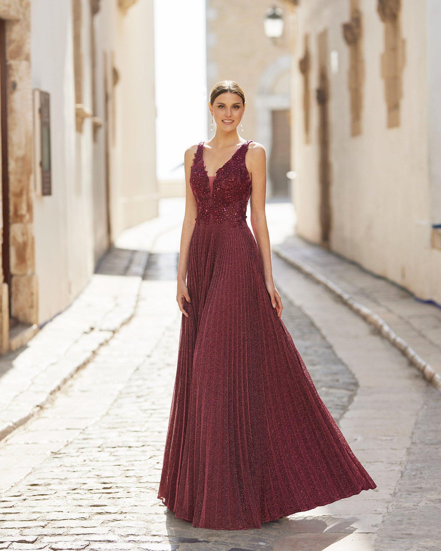 Pleated tulle cocktail dress with lurex. V-neckline and V-back. With shawl. 2022 MARFIL_BARCELONA Collection.