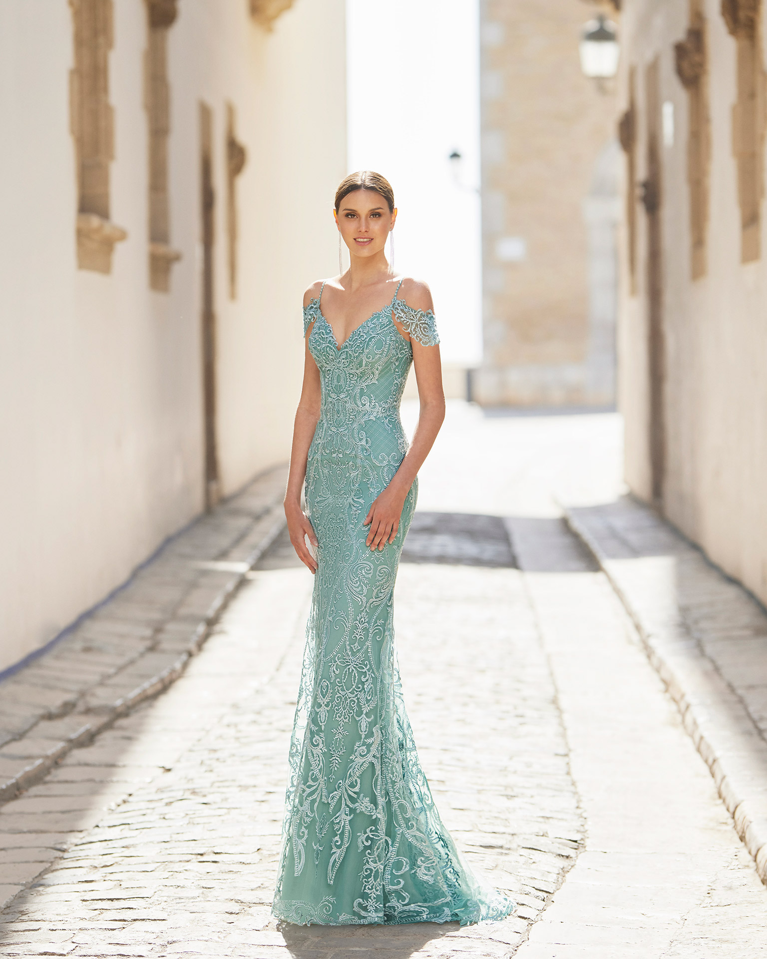 Lace cocktail dress. V-neckline and plunging back. With shawl. 2022 MARFIL_BARCELONA Collection.