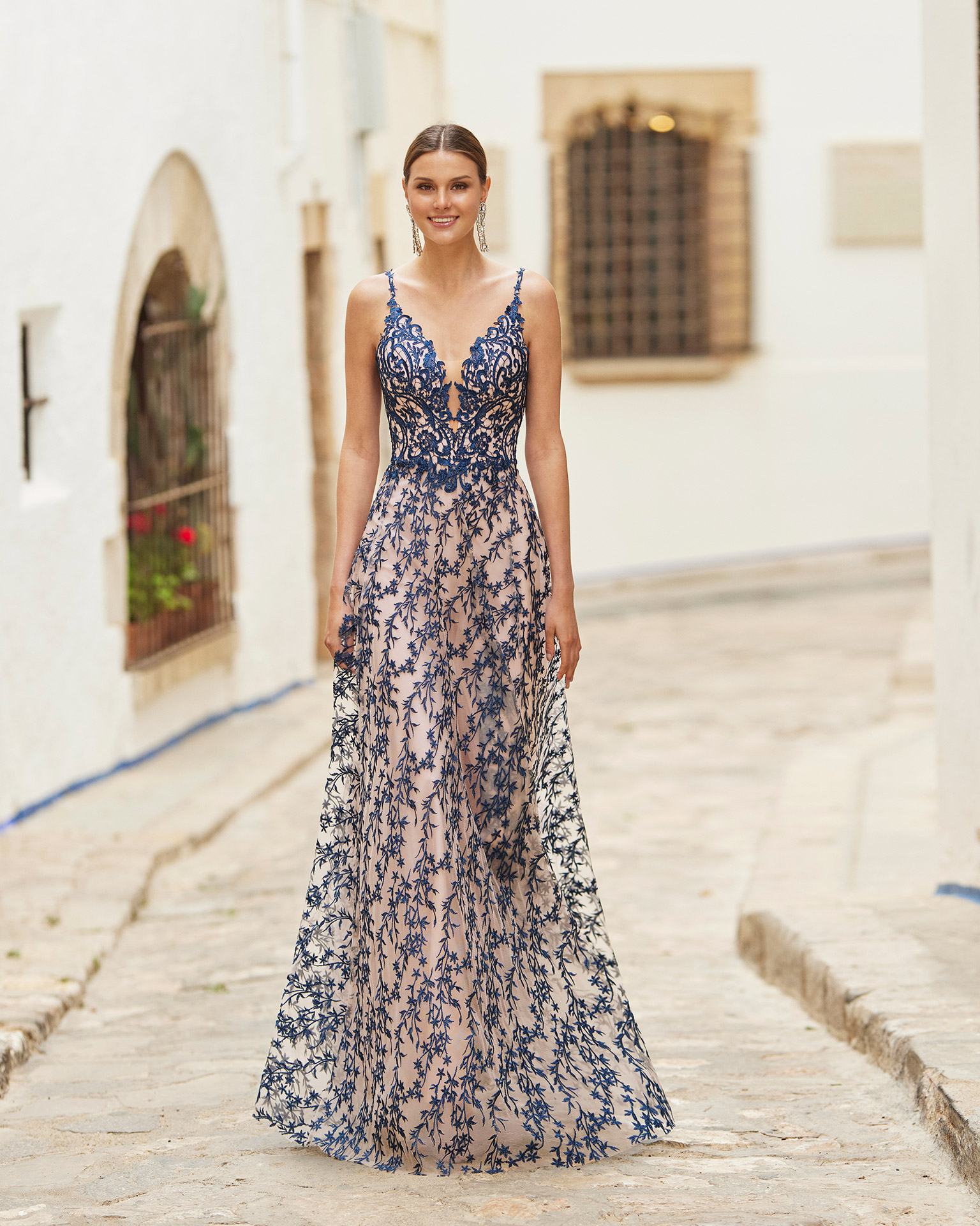 Lace cocktail dress. V-neckline and plunging back. With shawl. 2022 MARFIL_BARCELONA Collection.
