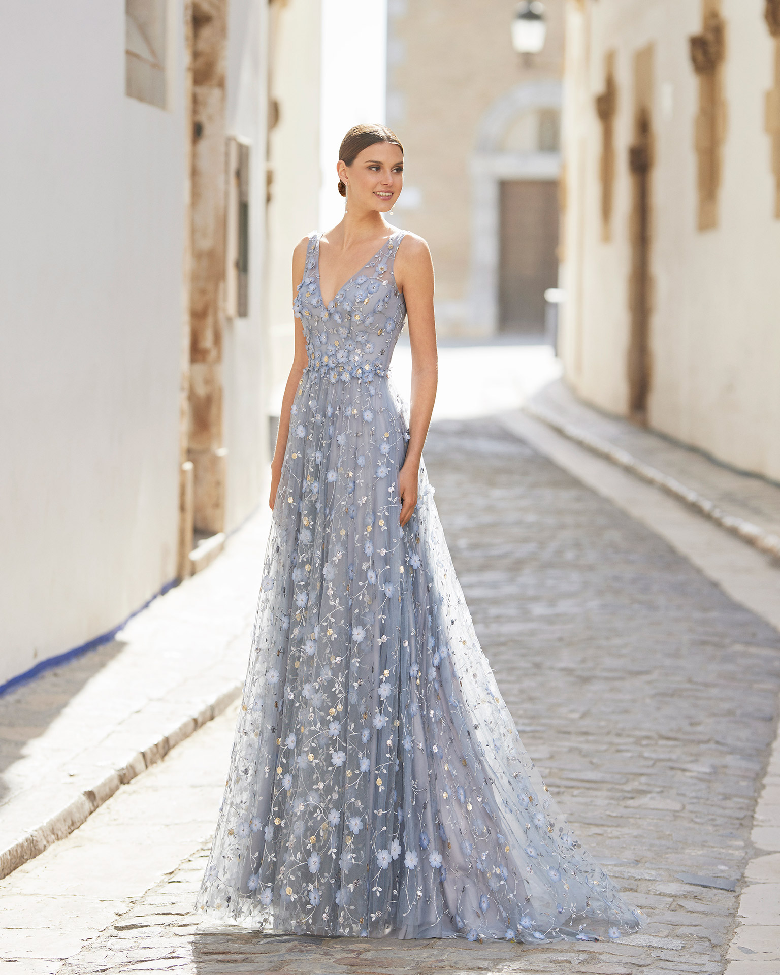 Tulle and lace cocktail dress. V-neckline and V-back. With shawl. 2022 MARFIL_BARCELONA Collection.