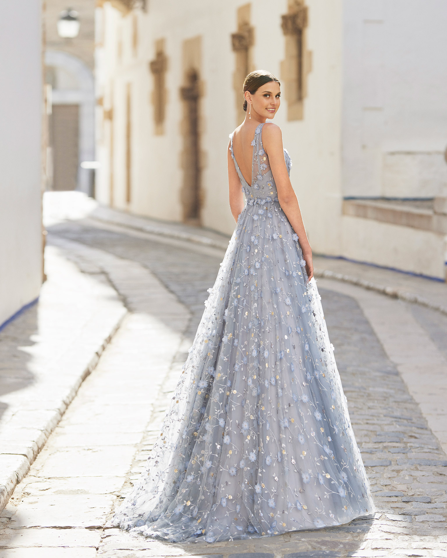 Tulle and lace cocktail dress. V-neckline and V-back. With shawl. 2022 MARFIL_BARCELONA Collection.