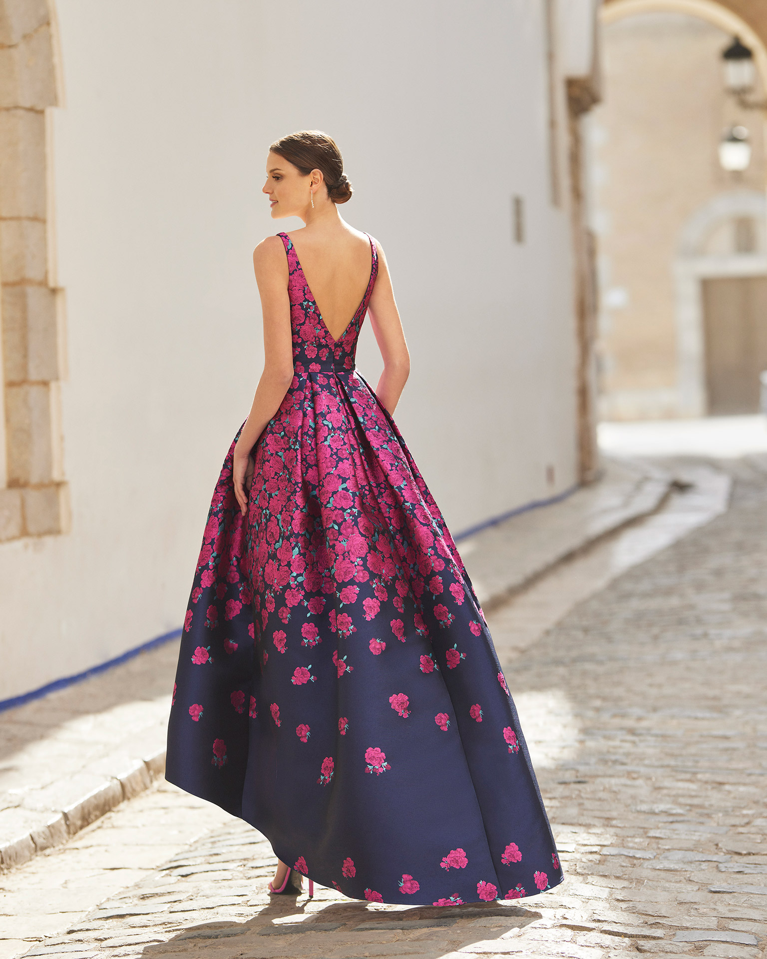 Brocade cocktail dress. V-neckline and V-back. With shawl. 2022 MARFIL_BARCELONA Collection.