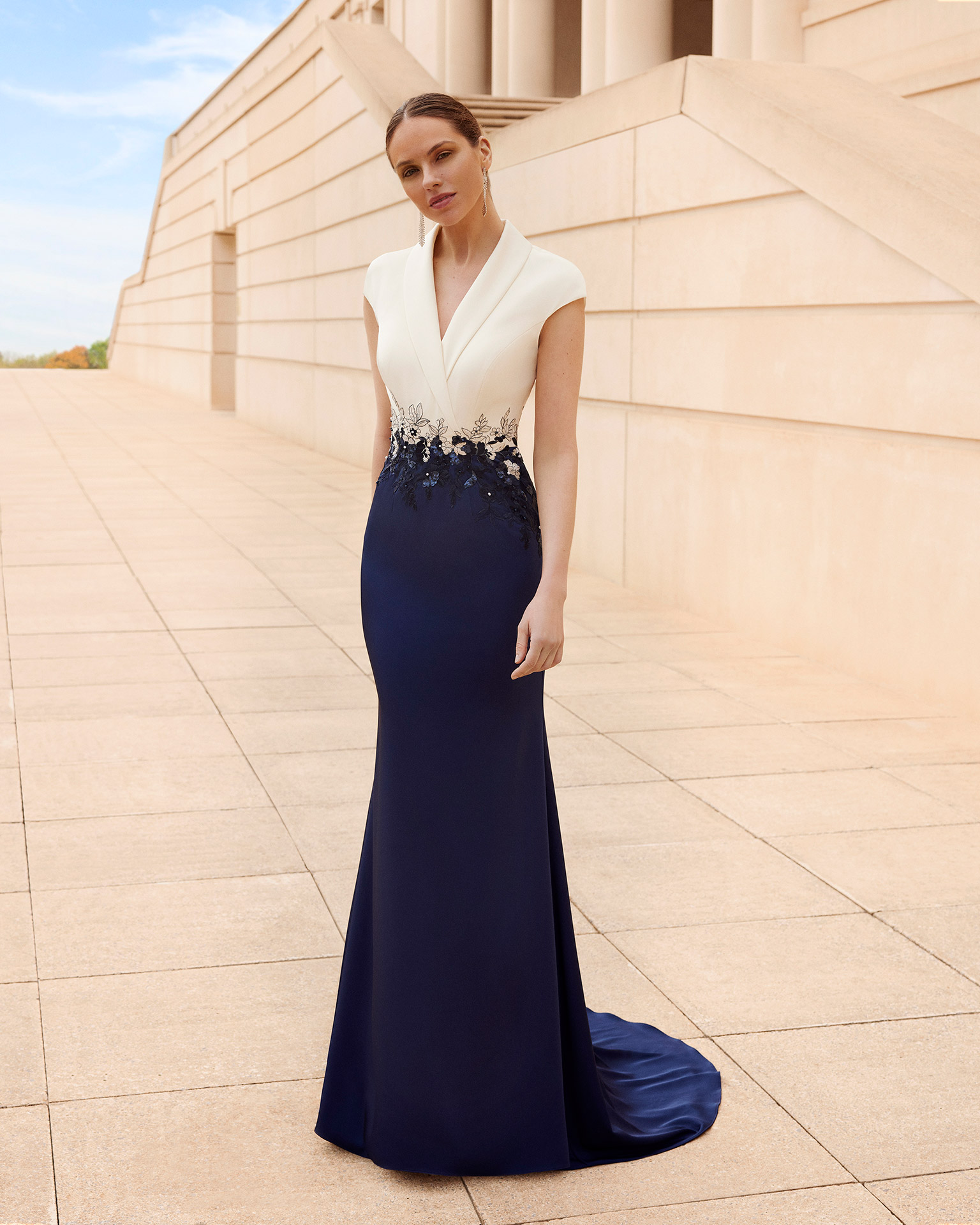 Abito da cerimonia lungo da gala confezionato in crêpe satin. Modello Couture Club con scollo a V e dettagli di pizzo con strass in vita. MARFIL_BARCELONA.