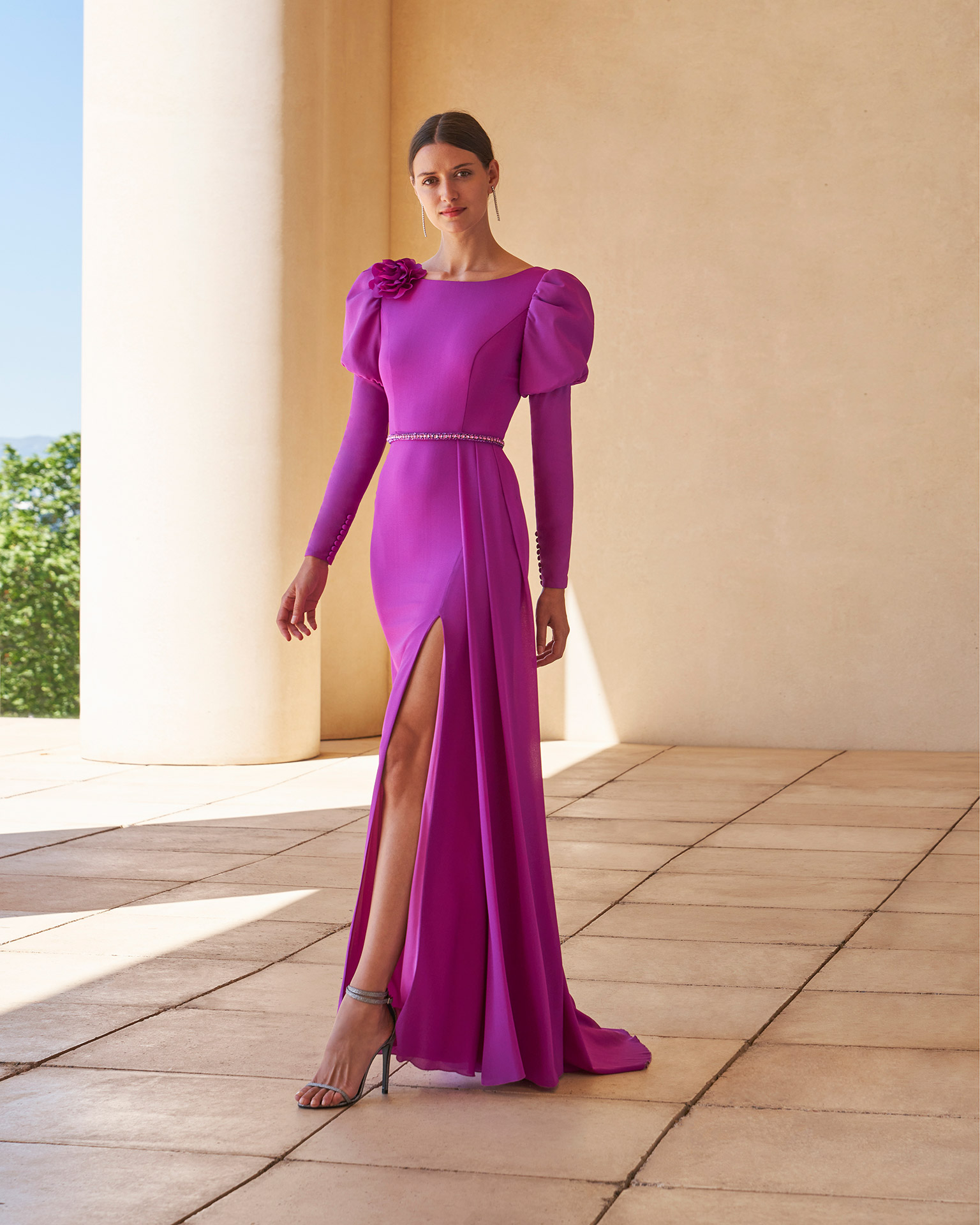 Vestido de fiesta largo y elegante, confeccionado en georgette. Modelo Couture Club, con escote barco, manga larga y detalles de pedrería en cintura. MARFIL_BARCELONA.