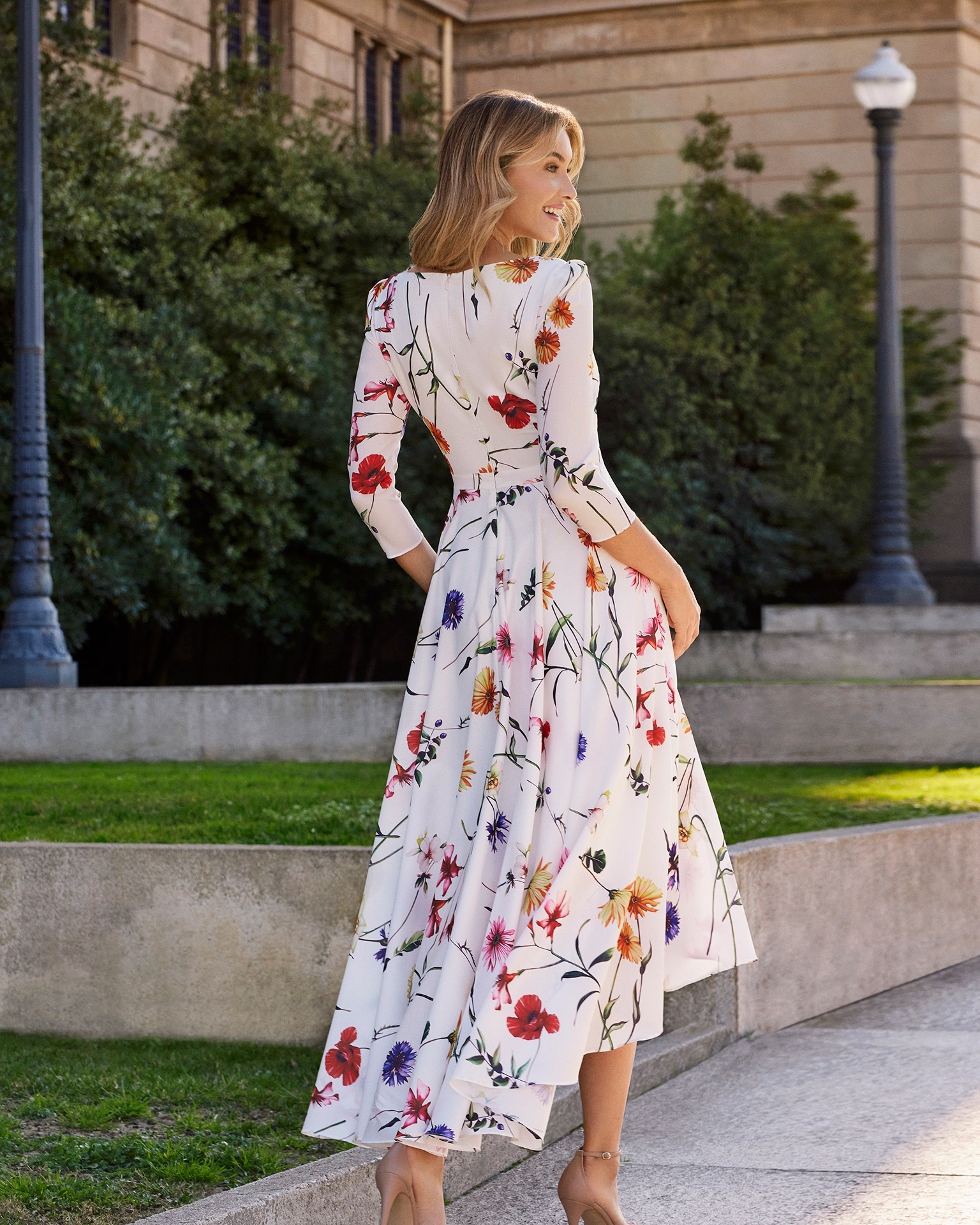 Elegant midi evening dress, made of print georgette. Couture Club design, with a V-neckline, and French sleeves. MARFIL_BARCELONA.