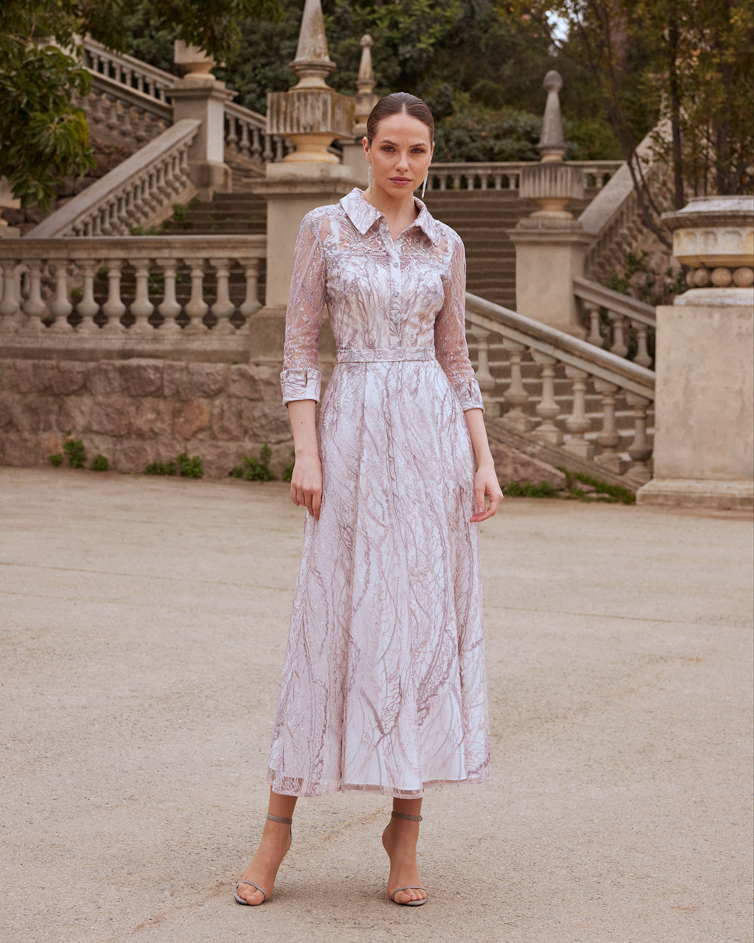 Elegant short cocktail dress, made of lace with beadwork. Couture Club design with a shirt bodice, and French sleeves. MARFIL_BARCELONA.