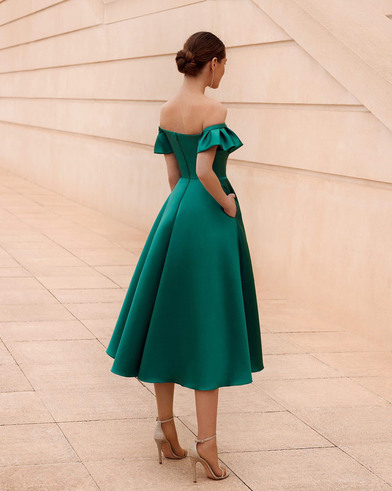 Classic short cocktail dress, made of Mikado. Couture Club design with a strapless neckline, and off-the-shoulder sleeves. MARFIL_BARCELONA.