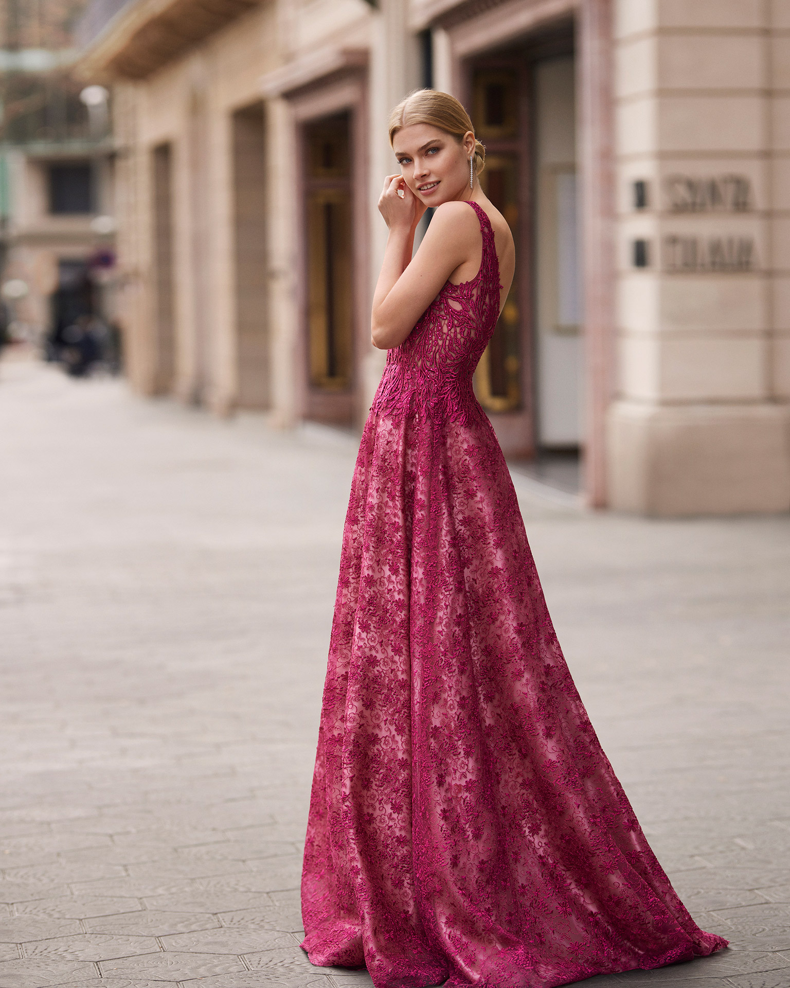 Long princess-style evening dress, made of lace with beadwork. Marfil Barcelona design with a V-neckline, and an open back. MARFIL_BARCELONA.