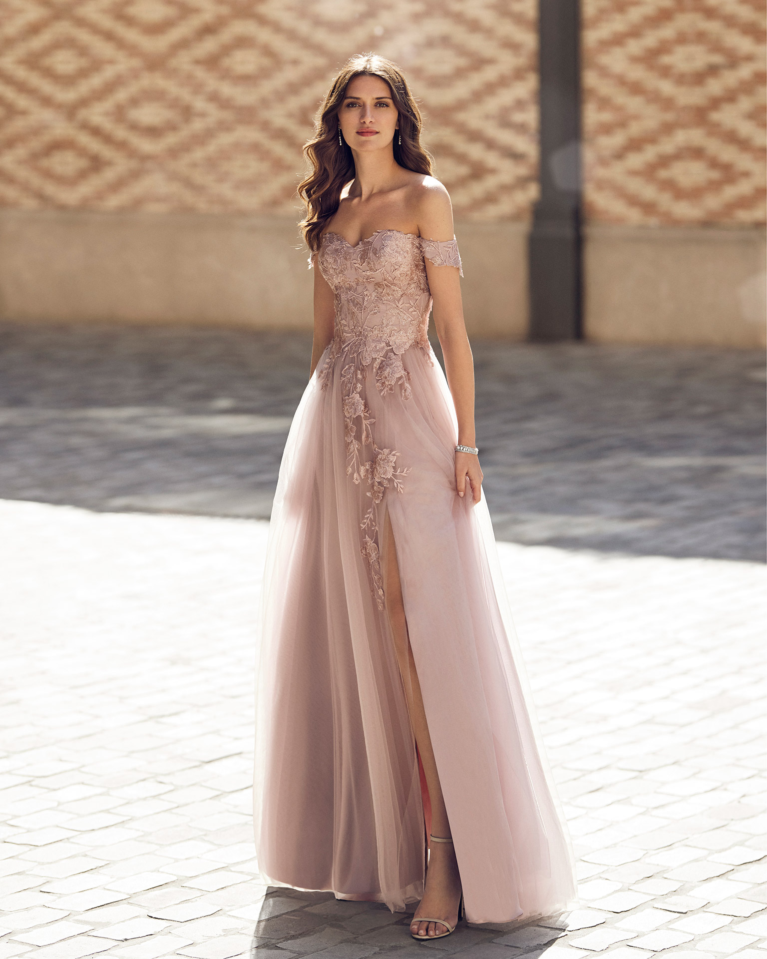 Long evening dress made of tulle and lace with beadwork. Marfil Barcelona design with a strapless neckline, and sleevelets. MARFIL_BARCELONA.