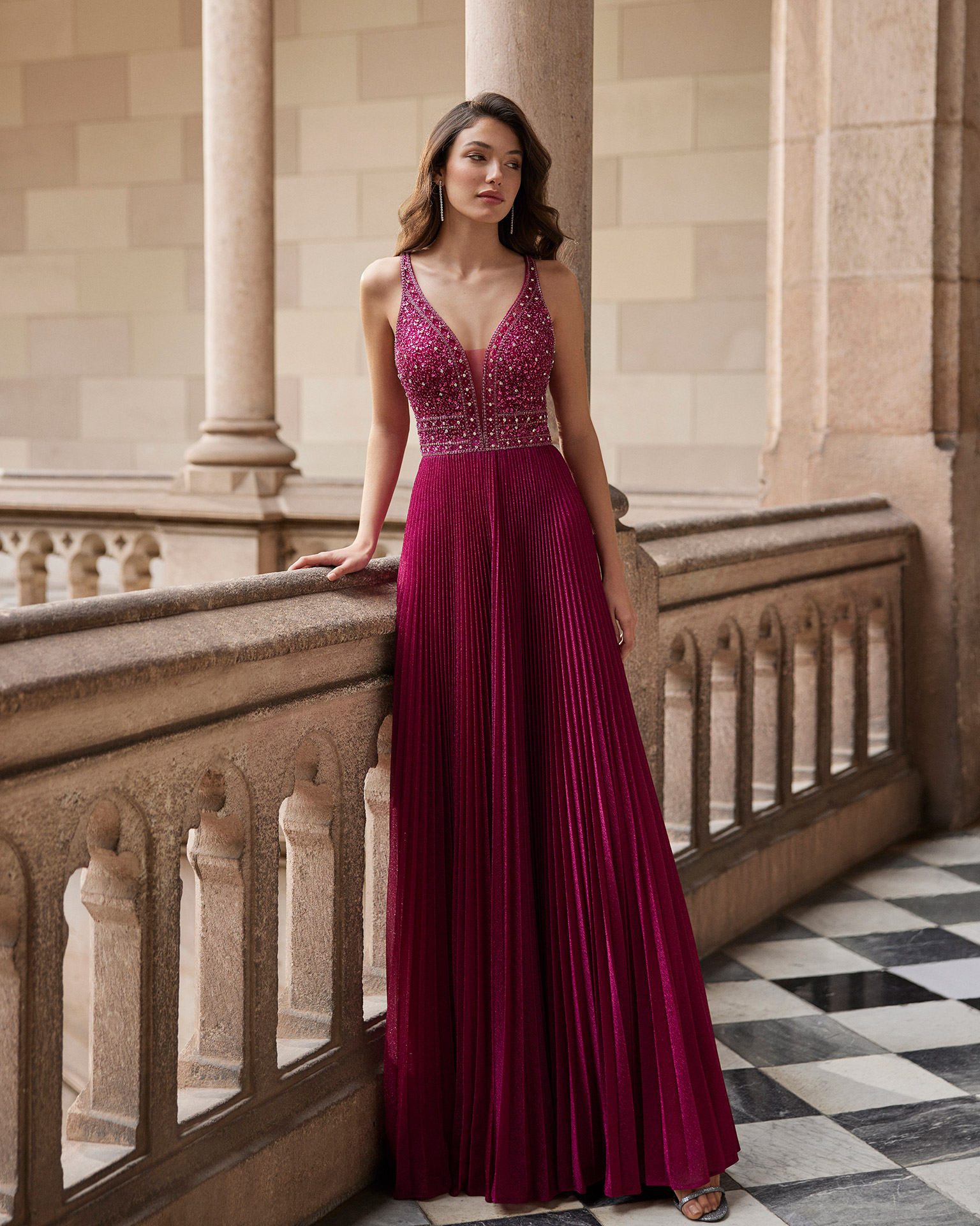Elegant long evening dress, made of lurex. Marfil Barcelona design with a beaded lace bodice, a V-neckline, and a back with crossed shoulder straps. MARFIL_BARCELONA.