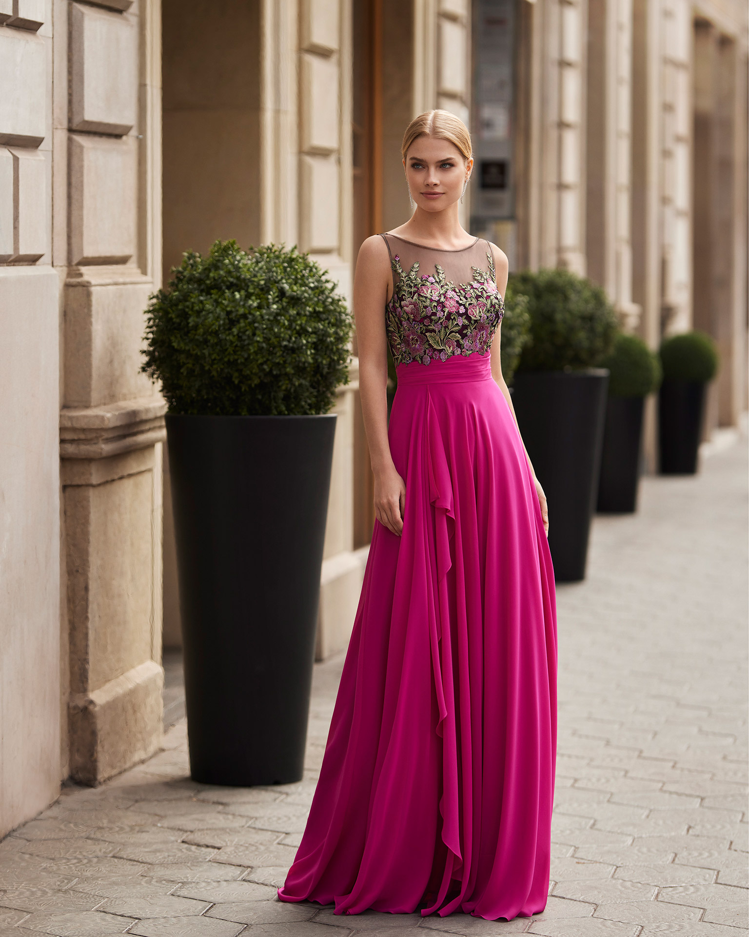 Long evening dress, made of georgette and lace. Marfil Barcelona design with a bateau neckline, and a V-back. MARFIL_BARCELONA.