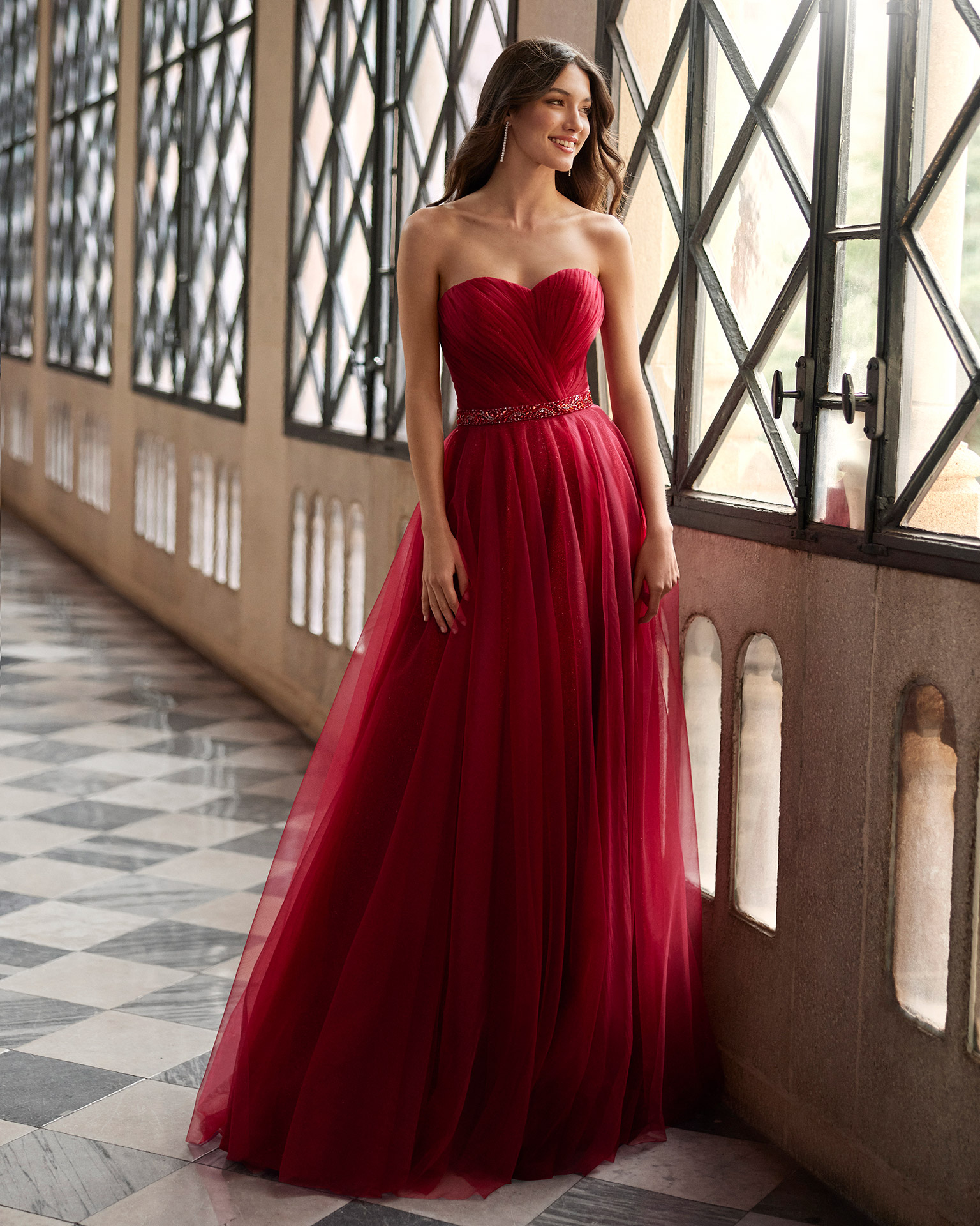 Elegant long evening dress made of tulle and glitter. Marfil Barcelona design with a sweetheart neckline, and an open back. MARFIL_BARCELONA.