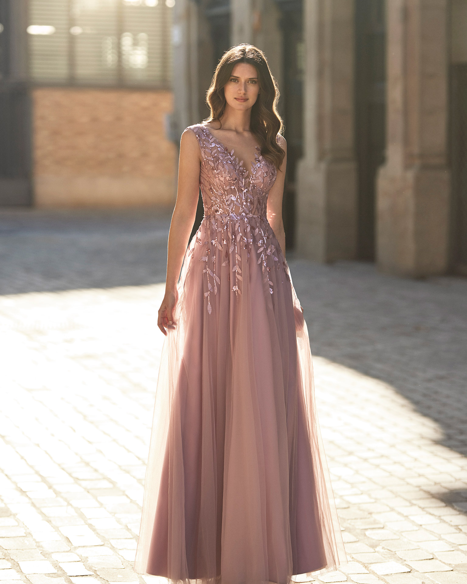 Long princess-style evening dress, made of tulle. Marfil Barcelona design with a beaded lace bodice, a V-neckline, and an open back. MARFIL_BARCELONA.