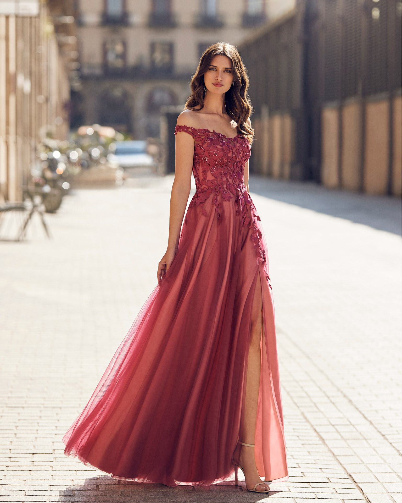 Long princess-style evening dress, made of tulle. Marfil Barcelona design with a beaded lace bodice, a strapless neckline, wraparound sleeves, and an open back. MARFIL_BARCELONA.