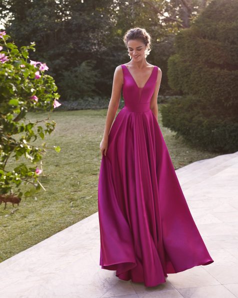 Cocktail dress in satin. Deep-plunge neckline with tulle triangle and V-back. 2021 MARFIL BARCELONA Collection.