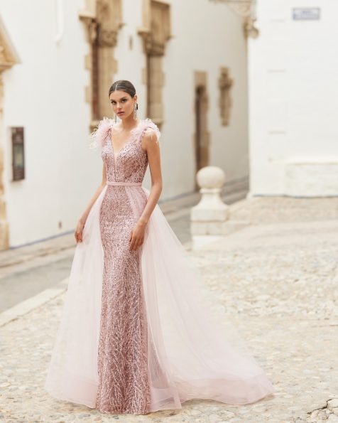Beaded lace cocktail dress. V-neckline and V-back. With feather detail at the shoulders. With tulle overskirt. With shawl. 2022 MARFIL_BARCELONA Collection.