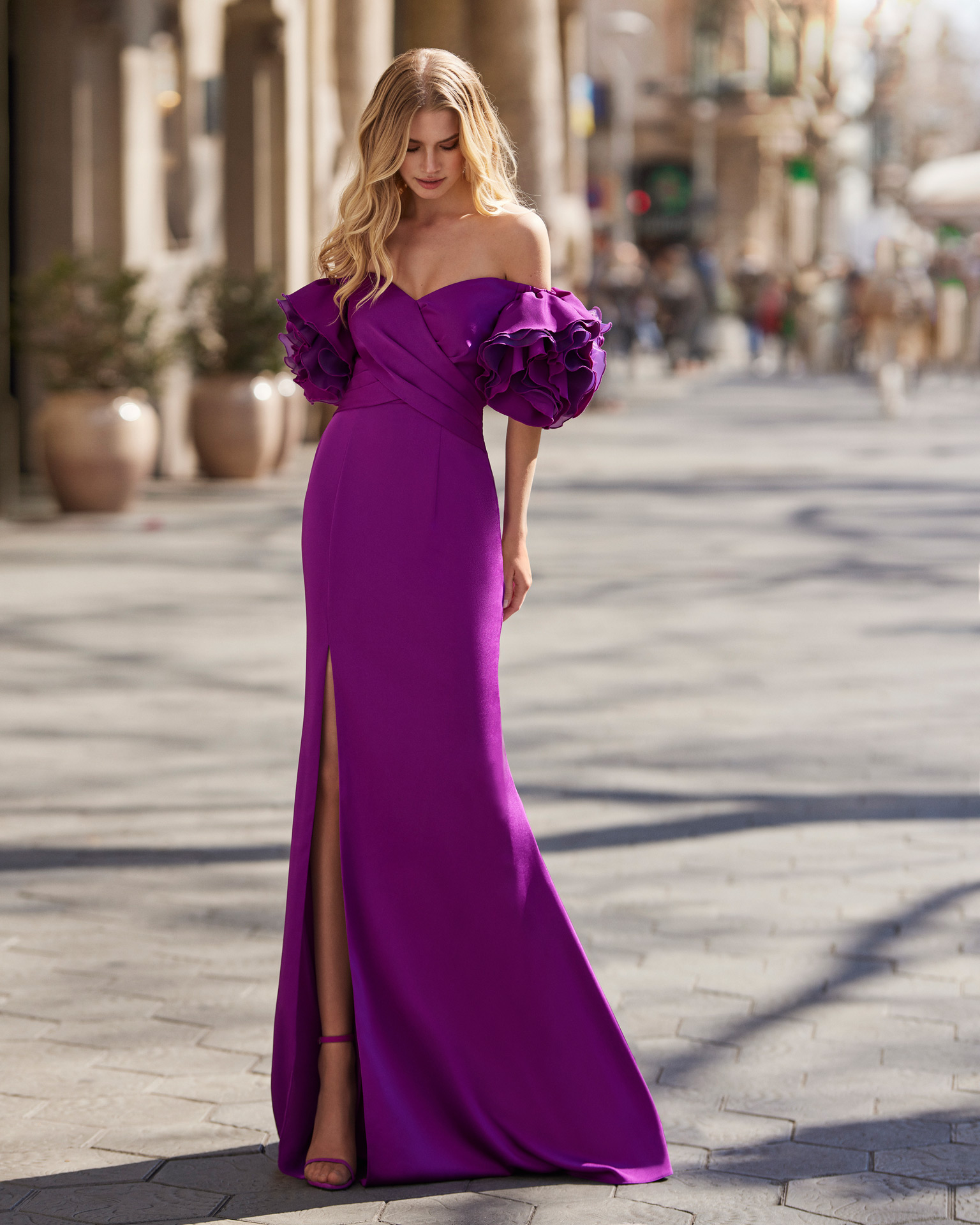 Elegant long evening dress, made of satin crepe. Marfil Barcelona design with a sweetheart neckline and puffed sleeves. MARFIL_BARCELONA.