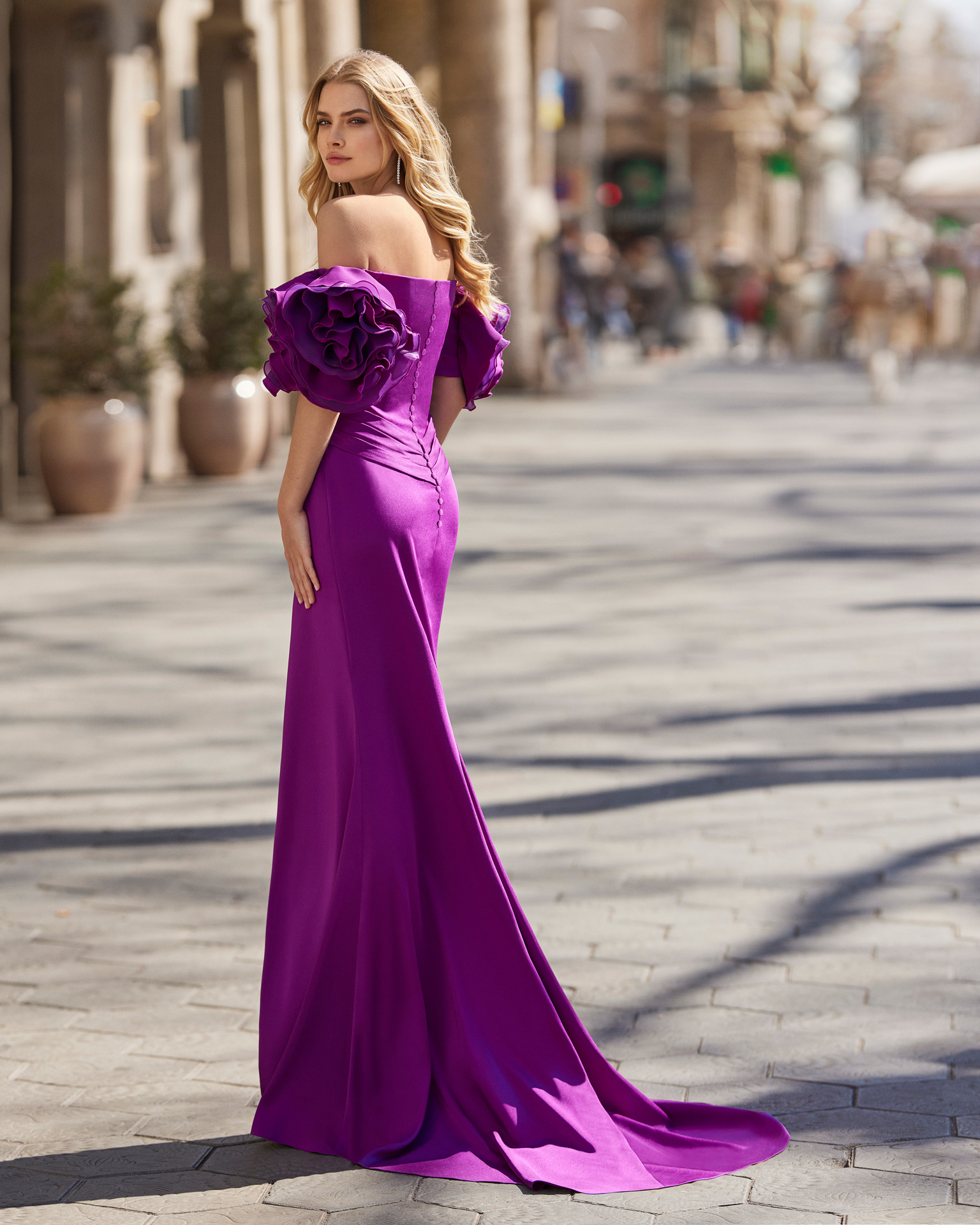 Elegant long evening dress, made of satin crepe. Marfil Barcelona design with a sweetheart neckline and puffed sleeves. MARFIL_BARCELONA.