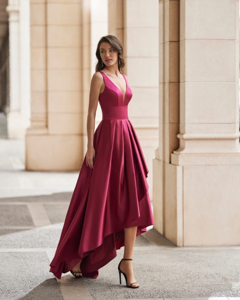 Midi evening dress made of satin. Marfil Barcelona design with a V-neckline, and a high-low pleated skirt. MARFIL_BARCELONA.