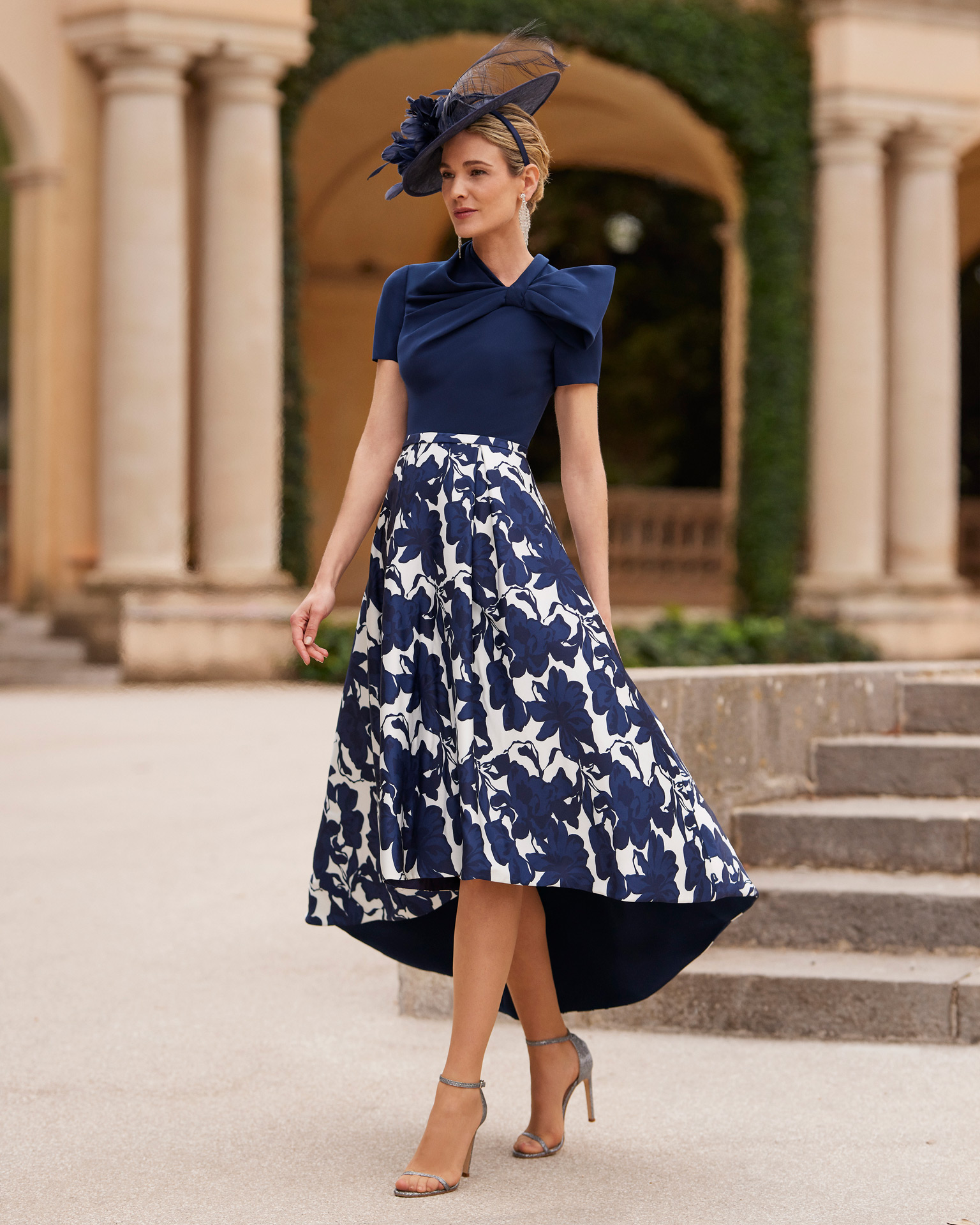 Youthful style hi low guest dress. Crafted in sateen crêpe. With round neck and short sleeve. Printed skirt. Couture Club look. MARFIL_BARCELONA.