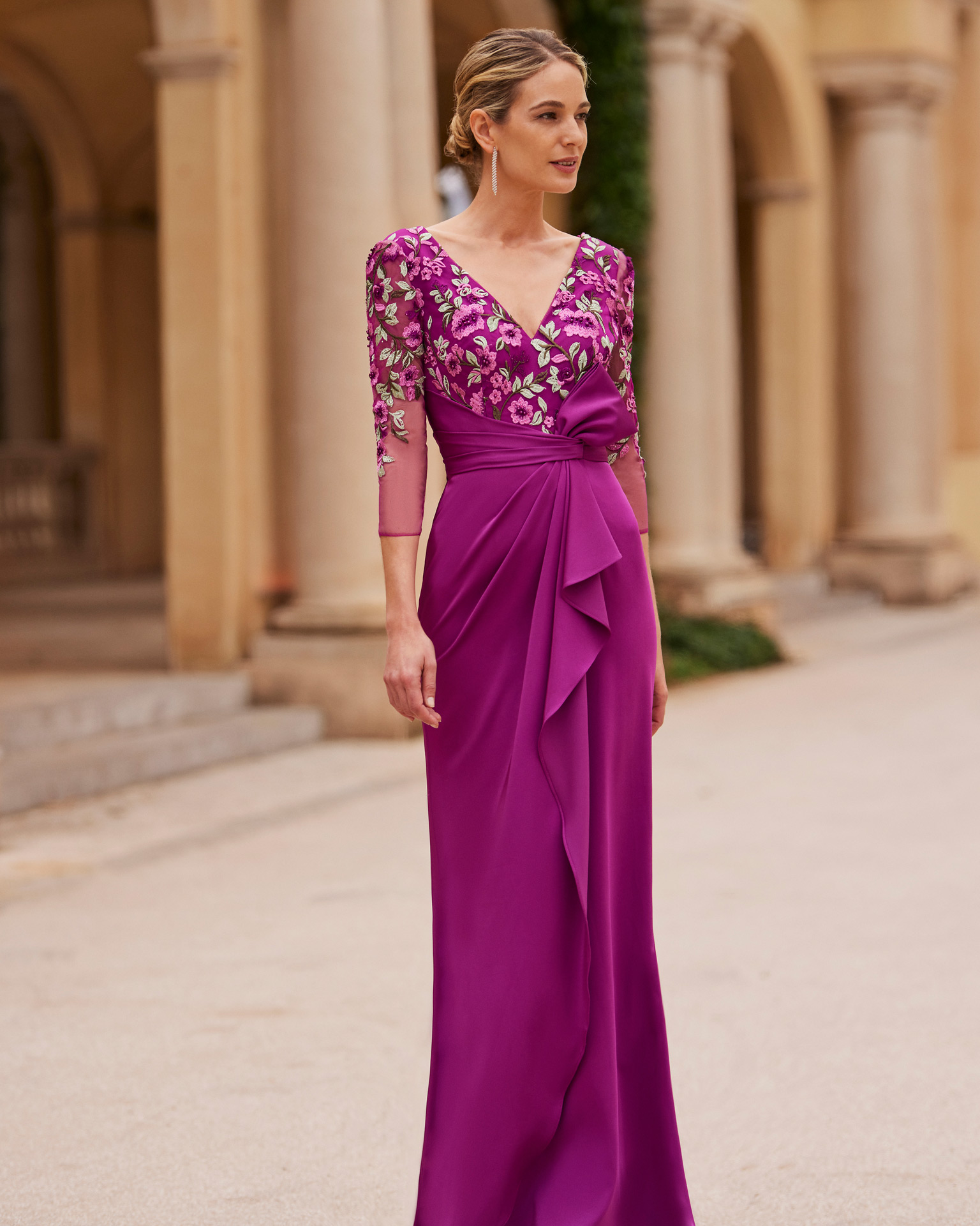 Flowing long evening dress. Crafted with sateen crêpe and beadwork lace. With V-neckline and three-quarter sleeve. Couture Club look. MARFIL_BARCELONA.