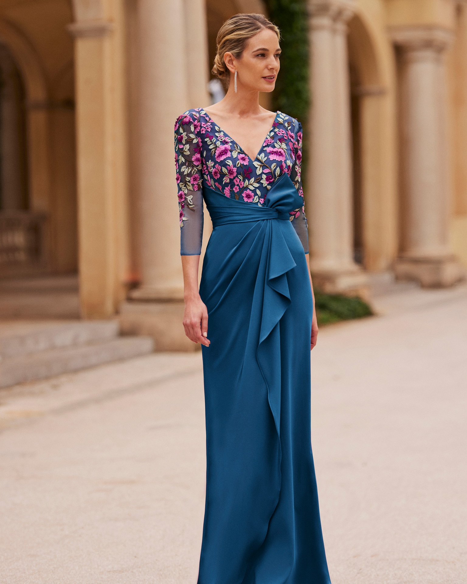 Flowing long evening dress. Crafted with sateen crêpe and beadwork lace. With V-neckline and three-quarter sleeve. Couture Club look. MARFIL_BARCELONA.