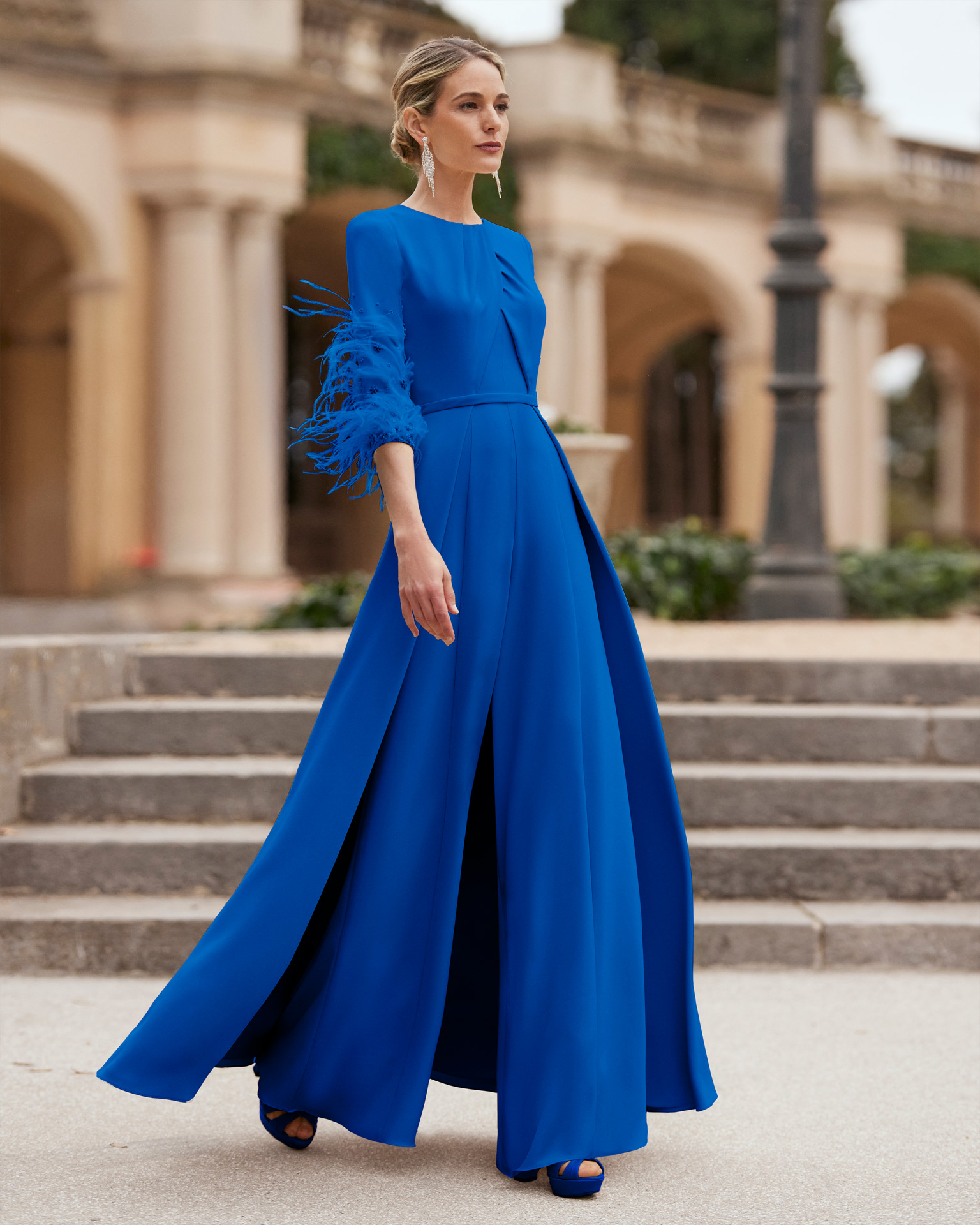 Elegant cocktail pantsuit. Made with triacetate. With round neckline and feathered three-quarter sleeves. Couture Club look. MARFIL_BARCELONA.