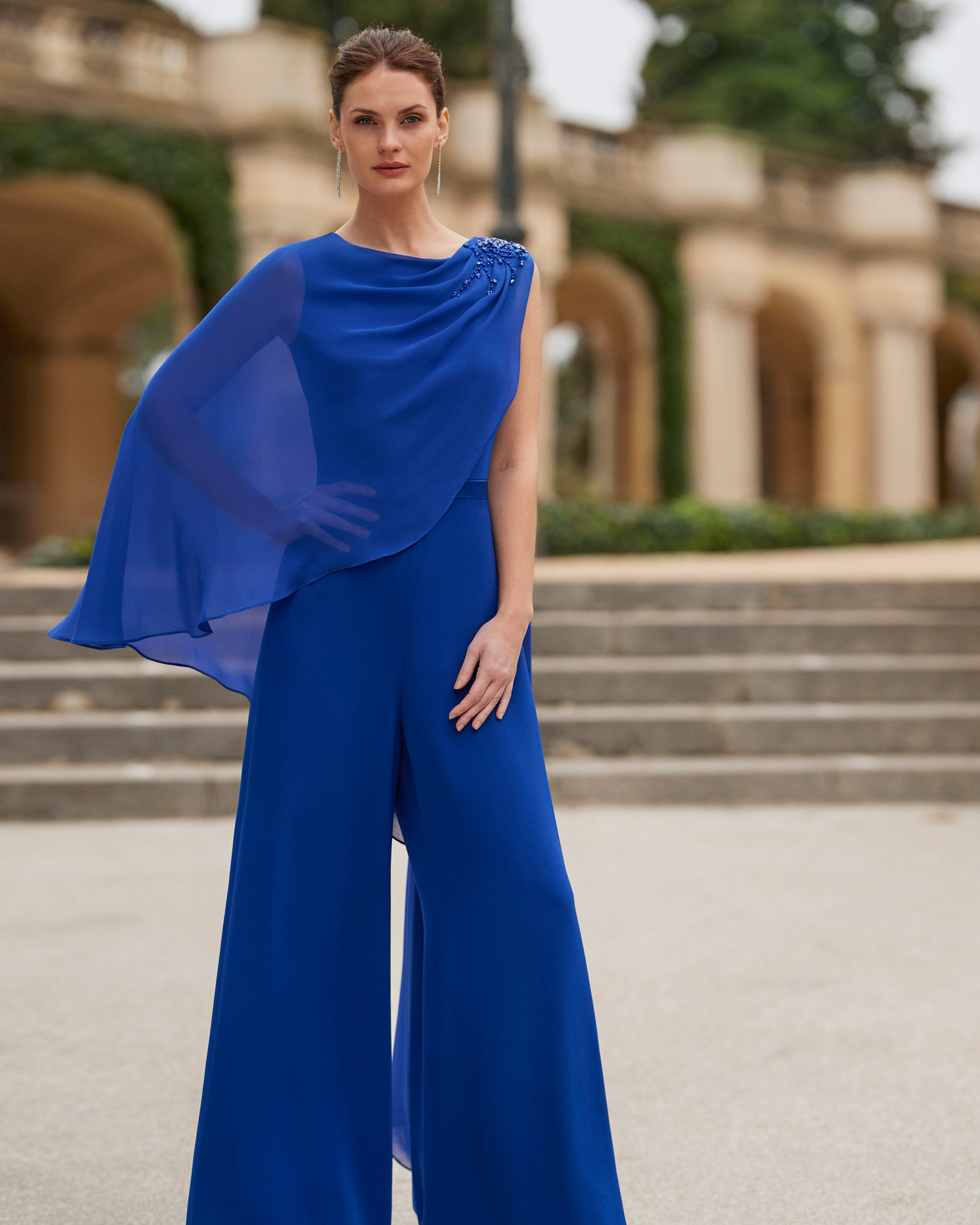 Simple cocktail pantsuit. Made with triacetate and beadwork. With bateau neckline and georgette cape. Couture Club look. MARFIL_BARCELONA.