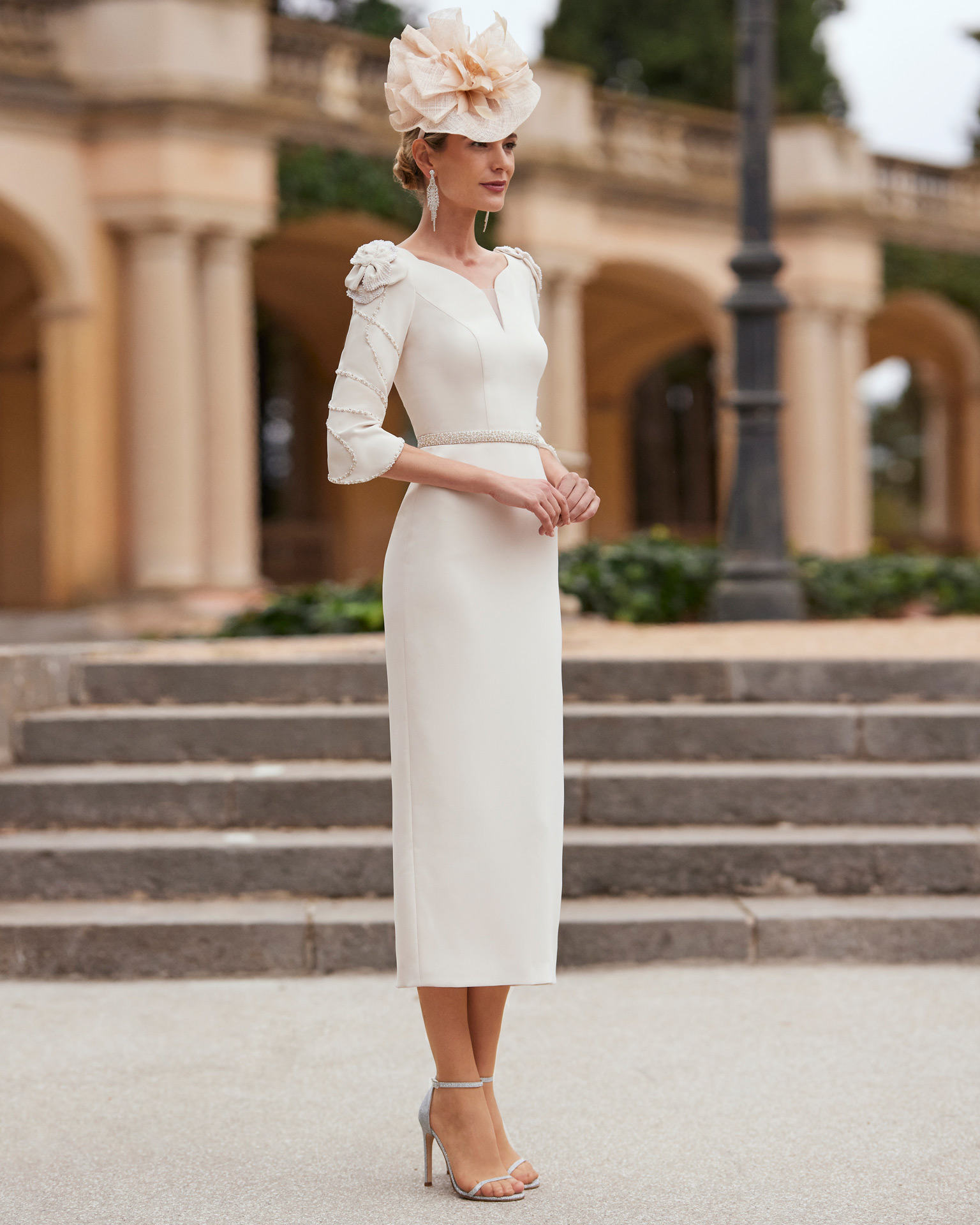 Elegant midi evening dress. Made with triacetate and beadwork. With plunging neckline and three-quarter sleeves. Couture Club design. MARFIL_BARCELONA.