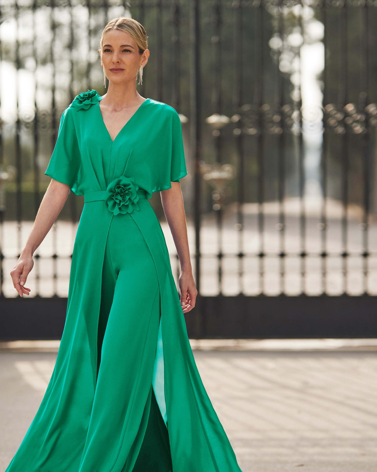 Simple evening pantsuit. Crafted in crespon. With V-neckline and short sleeves. Couture Club outfit. MARFIL_BARCELONA.