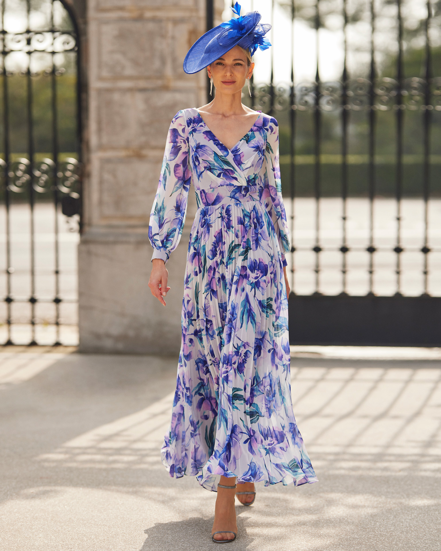 Flowing midi guest dress. Crafted with printed georgette. With V-neckline and long sleeves. Couture Club design. MARFIL_BARCELONA.