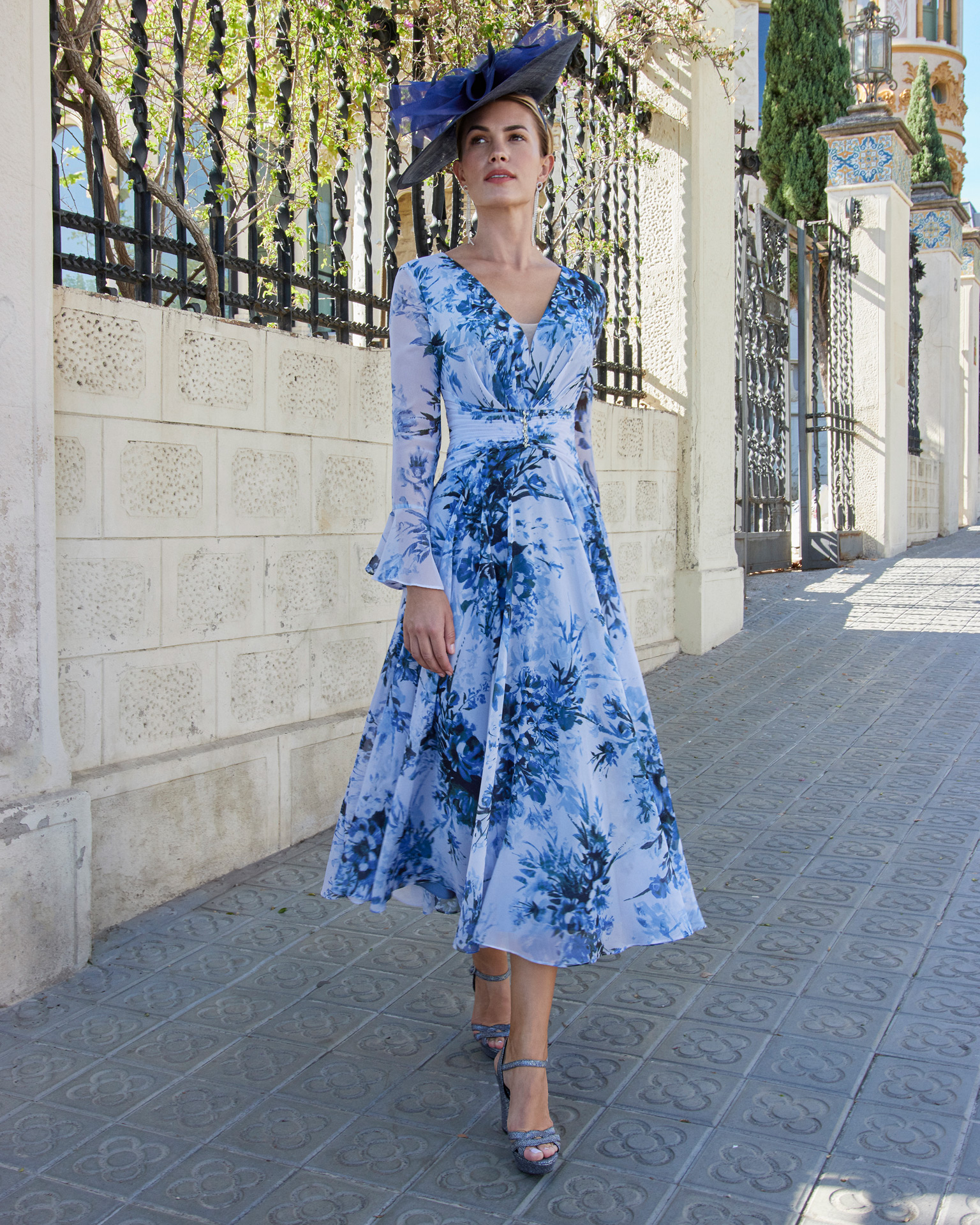 Flowing midi evening dress. Made in printed georgette. With v-neckline and long sleeves. Couture Club design. MARFIL_BARCELONA.