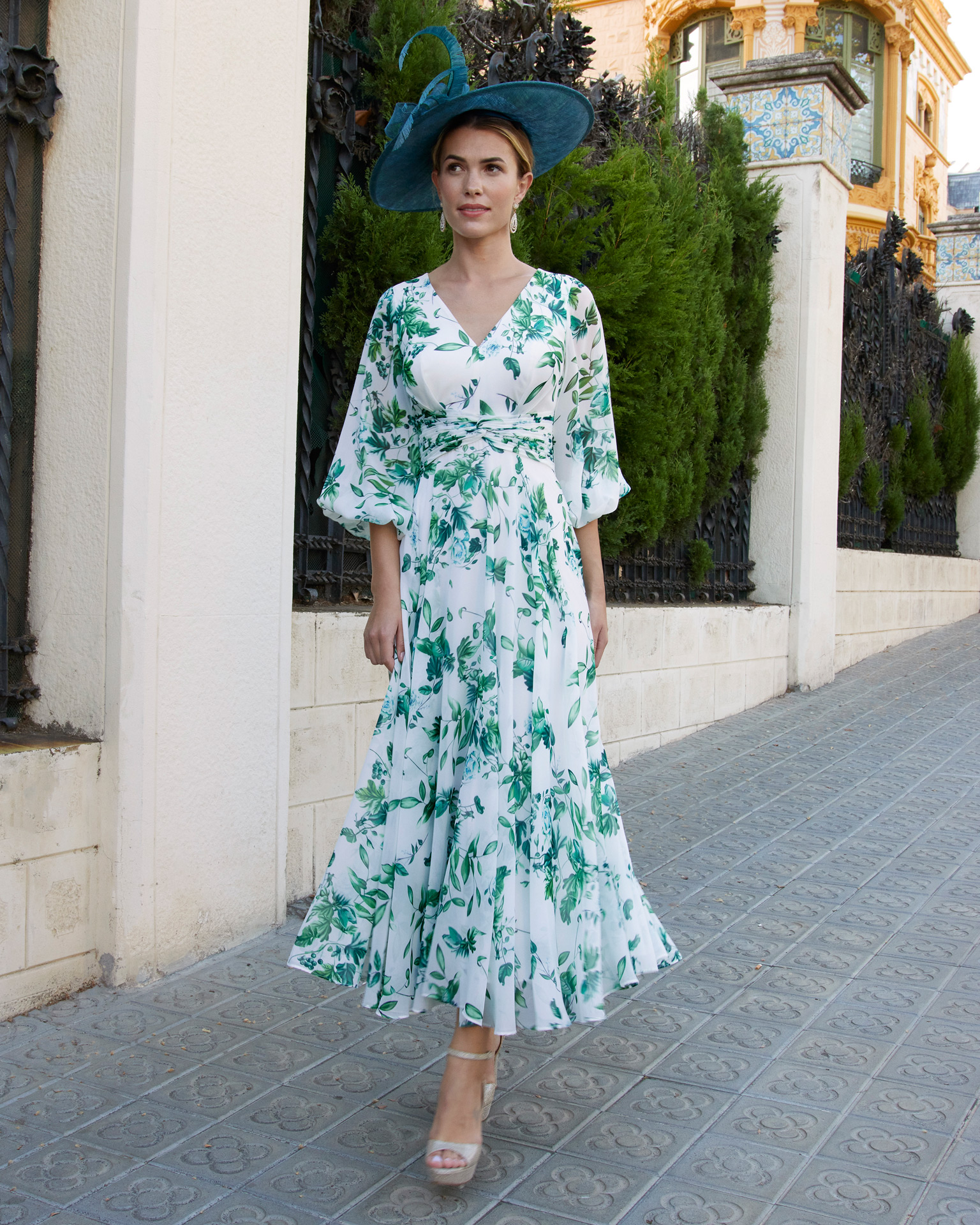 Elegant midi cocktail dress. Made in printed georgette. With V-neckline and puffed sleeves. Couture Club look. MARFIL_BARCELONA.