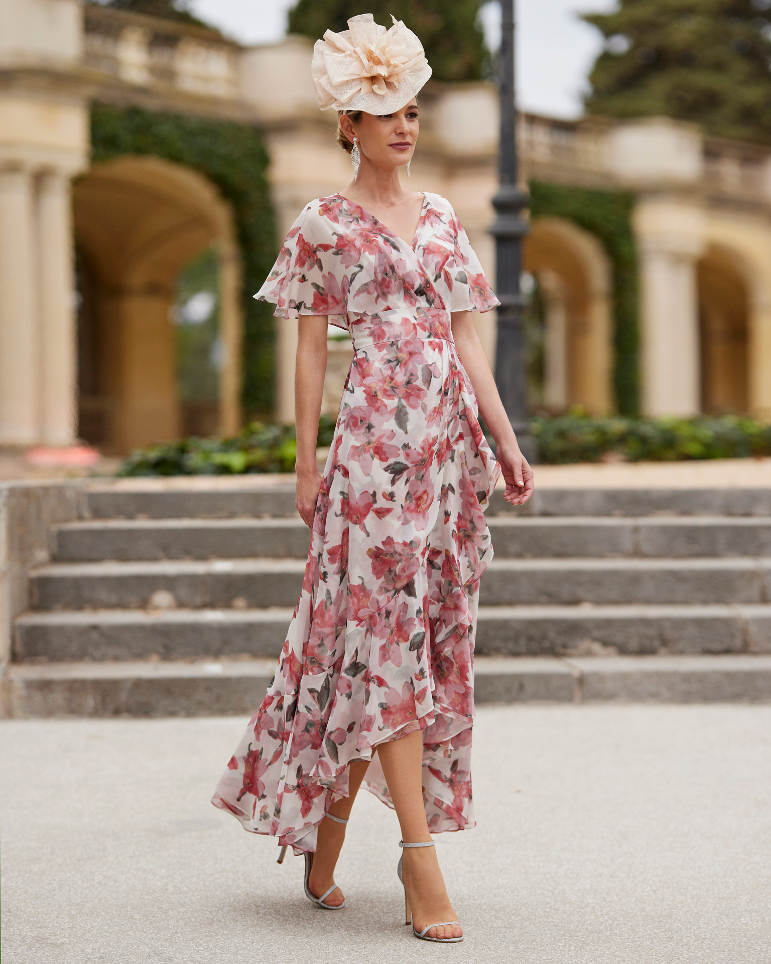 Flowing hi low evening dress. Made in printed georgette. With V-neckline and cape sleeves. Couture Club look. MARFIL_BARCELONA.