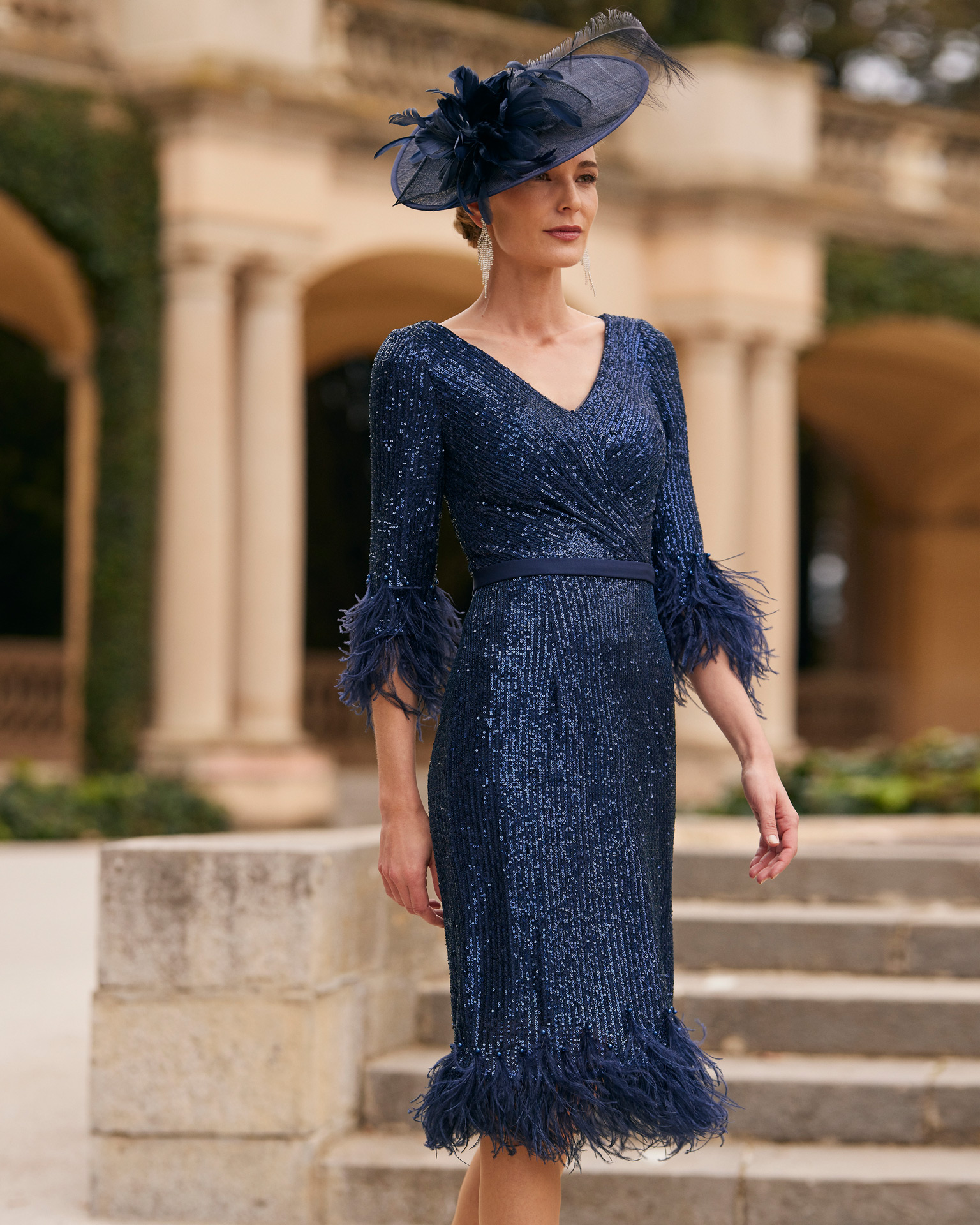 Elegant short cocktail dress. Made with beadwork. With V-neckline and feathered three-quarter sleeves. Couture Club design for parties and events. MARFIL_BARCELONA.