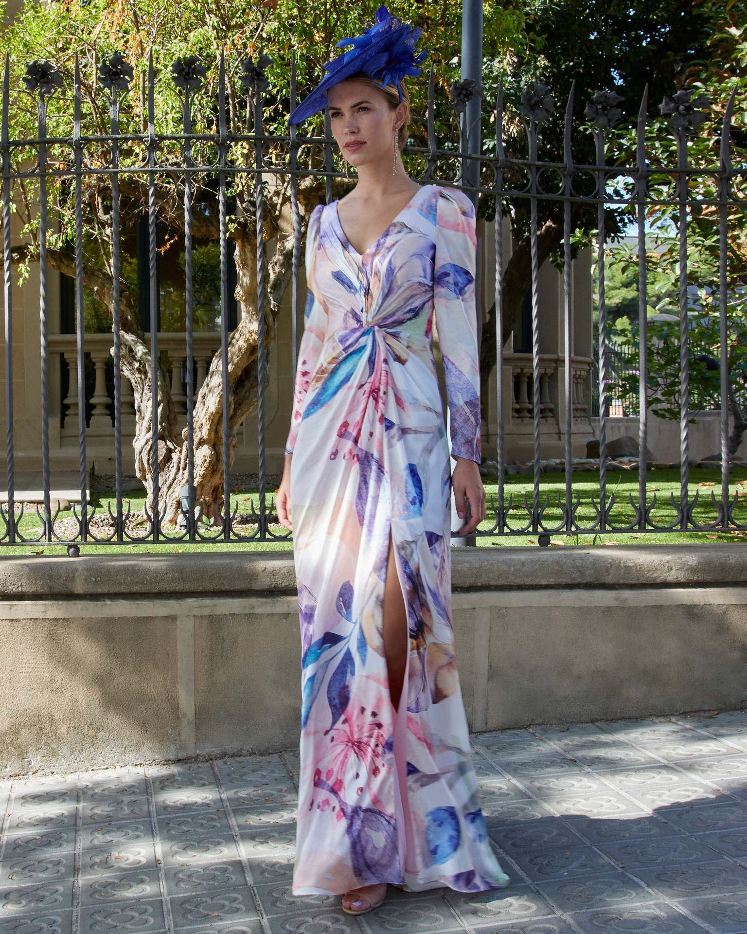 Long and elegant guest dress. Made with printed satin. With v-neckline, teardrop back, long sleeves and skirt with side slit. Couture Club look for parties and celebrations. MARFIL_BARCELONA.