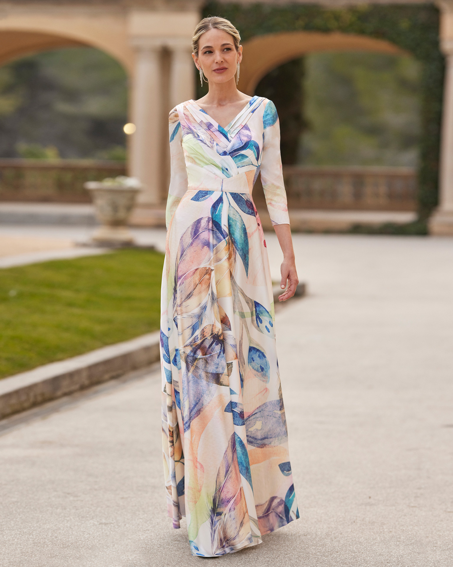 Flowing long guest dress. Made of print satin. With V-neckline and three-quarter sleeves. Couture Club outfit. MARFIL_BARCELONA.