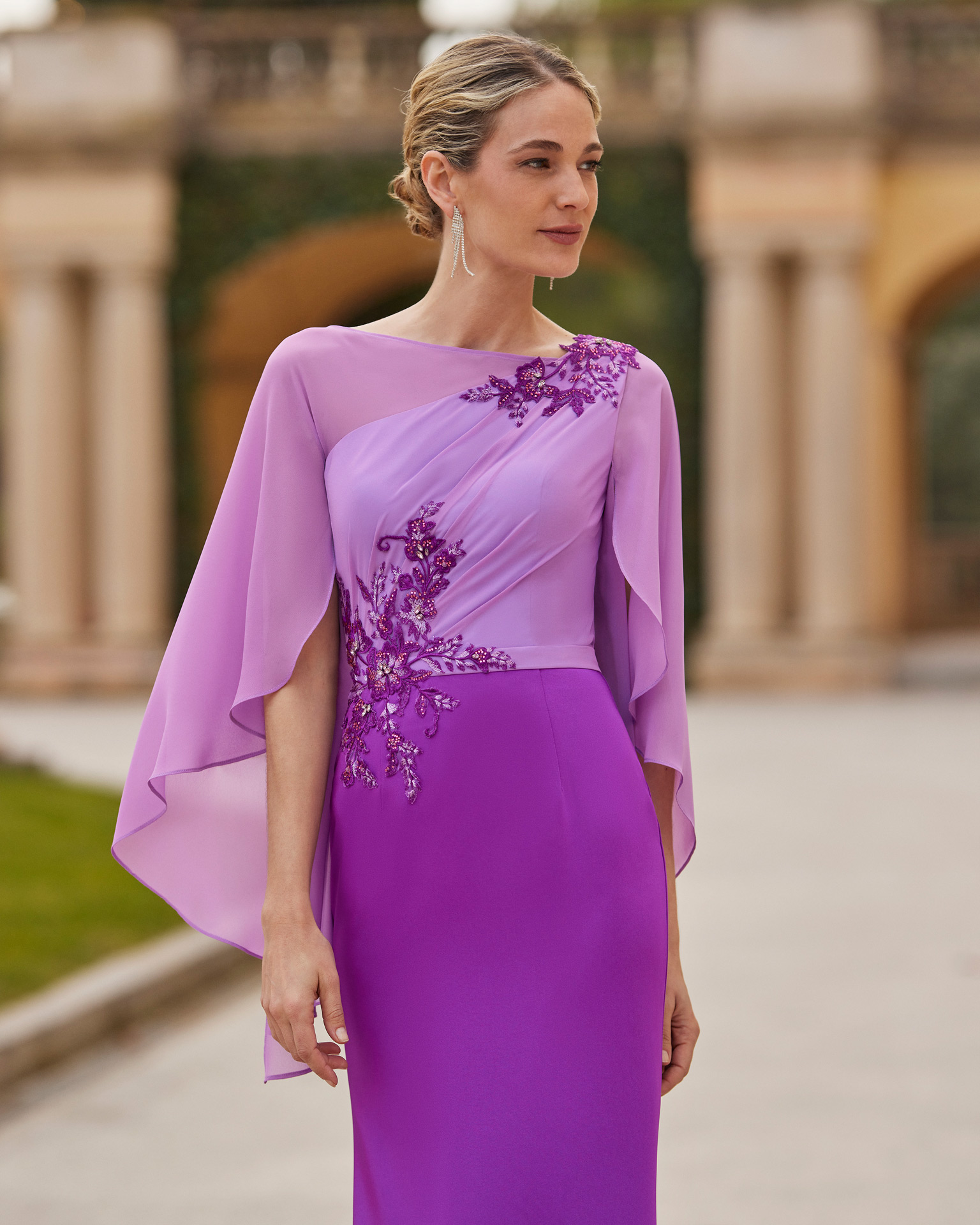 Flowing long guest dress. Crafted with sateen crêpe with beadwork lace details. With round neckline and cape sleeves. Couture Club outfit for parties and events. MARFIL_BARCELONA.
