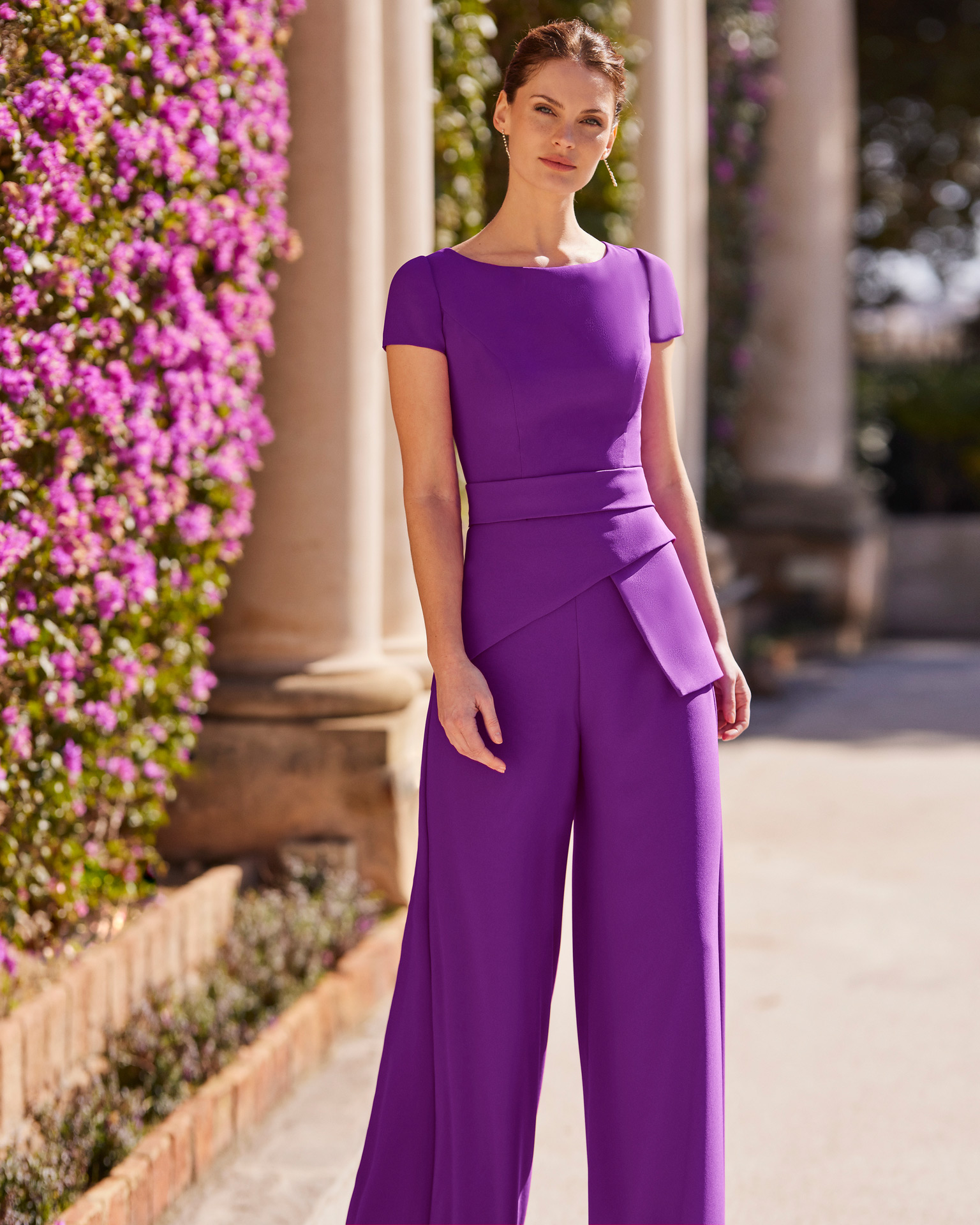 Elegant long cocktail blouse pantsuit. Made from crêpe. With round neckline and short sleeves. Couture Club on-trend look. MARFIL_BARCELONA.