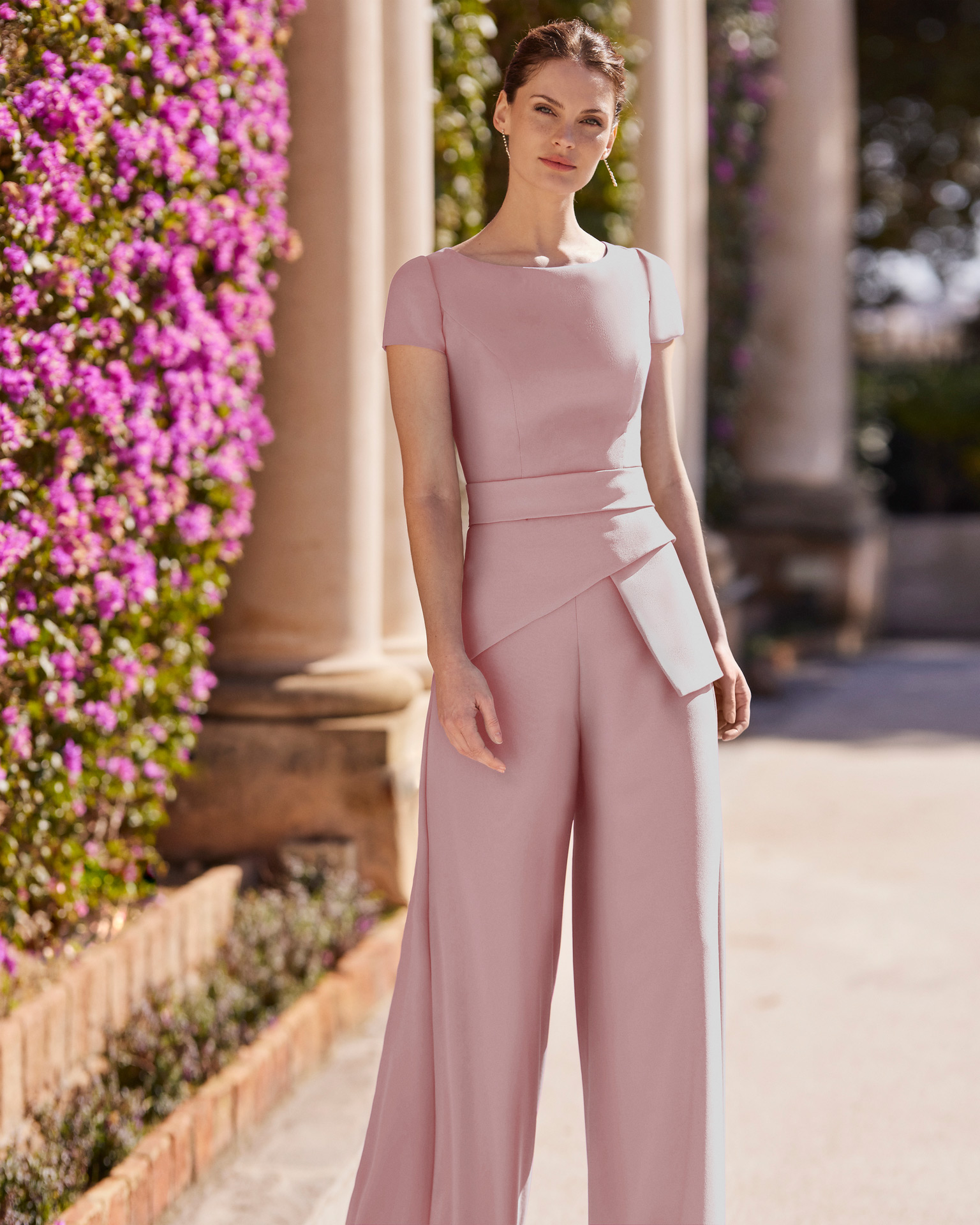 Elegant long cocktail blouse pantsuit. Made from crêpe. With round neckline and short sleeves. Couture Club on-trend look. MARFIL_BARCELONA.