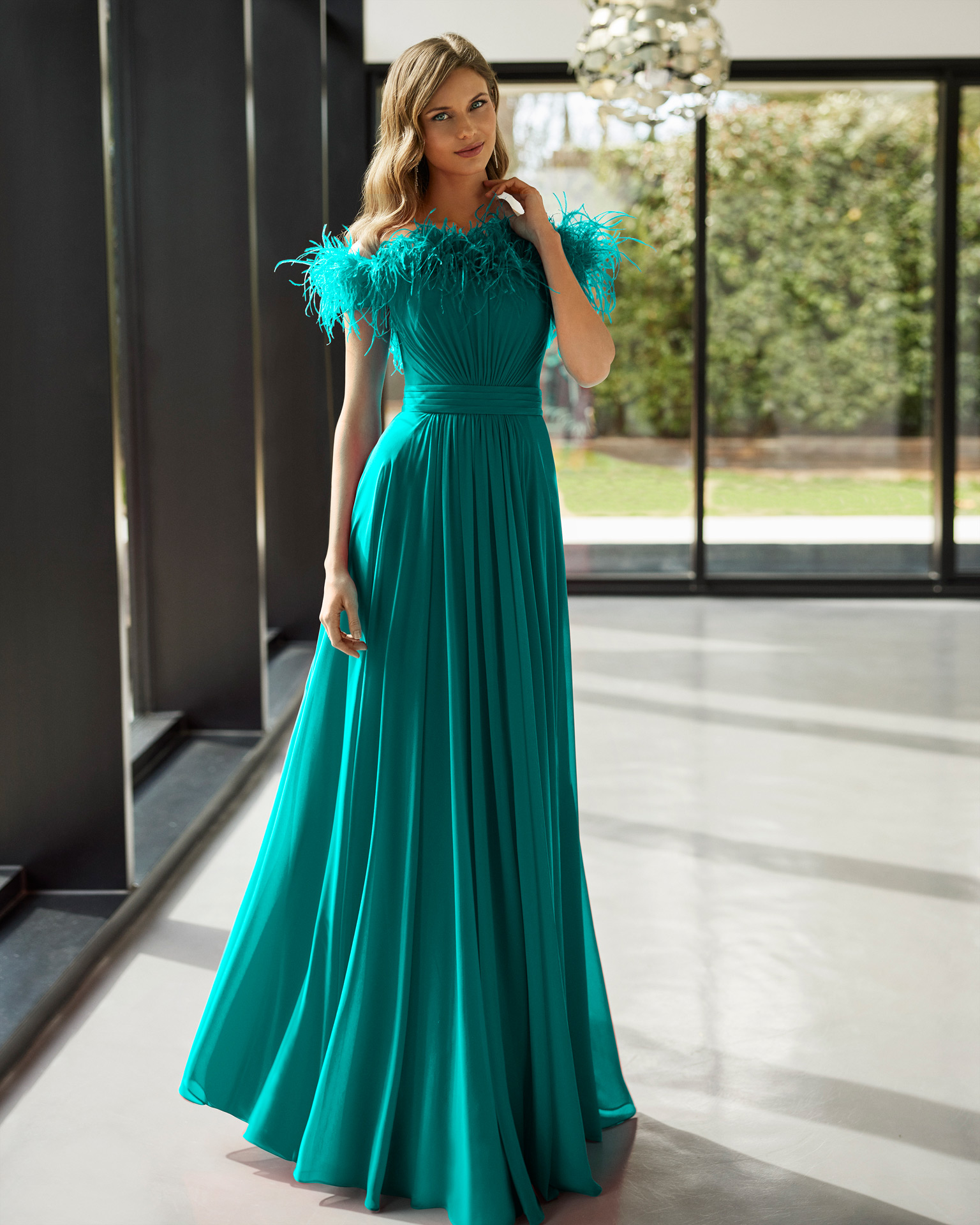 Elegant long cocktail dress. Made in georgette combined with feathers. With off-the-shoulder neckline. Marfil Barcelona on-trend design. MARFIL_BARCELONA.