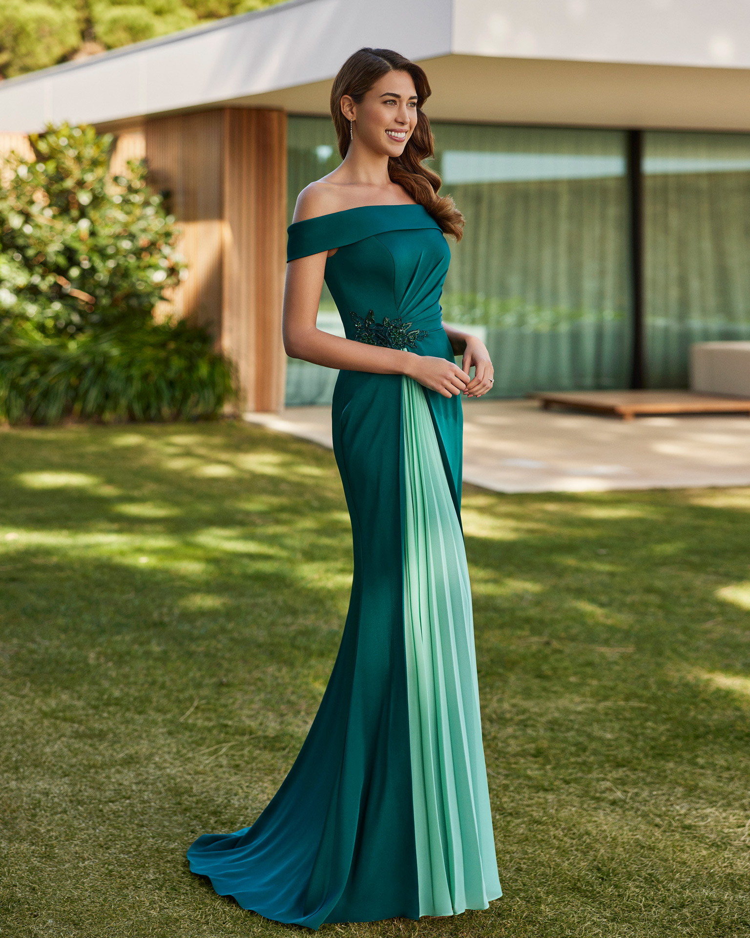 Flowing long evening dress. Made with crêpe embellished with beadwork. With wrap collar, closed back. Marfil Barcelona delicate look. MARFIL_BARCELONA.