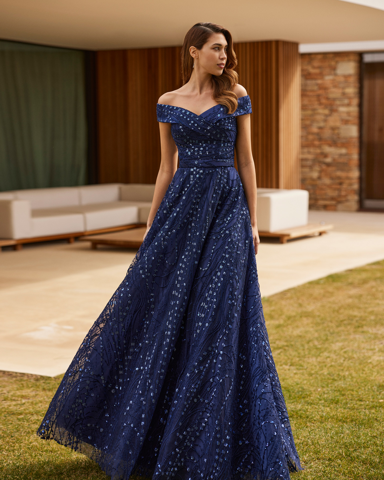 Elegant long evening dress. Crafted with tulle with beadwork embroidery details. With off-the-shoulder neckline. Exclusive Marfil Barcelona look. MARFIL_BARCELONA.