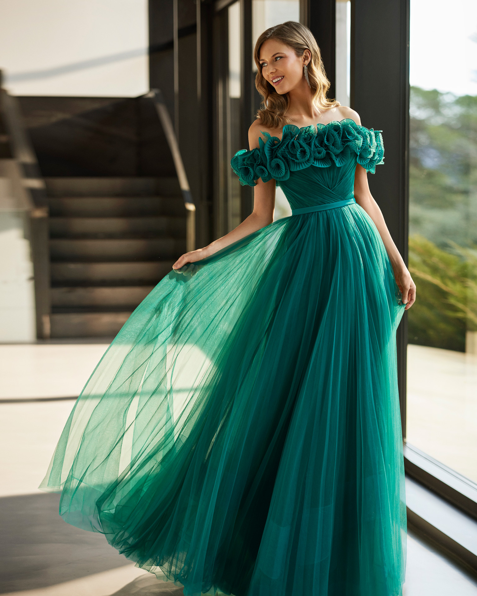 Fairytale style long maid of honour dress. Made with tulle. With off-the-shoulder neckline. Outfit for parties and events. MARFIL_BARCELONA.
