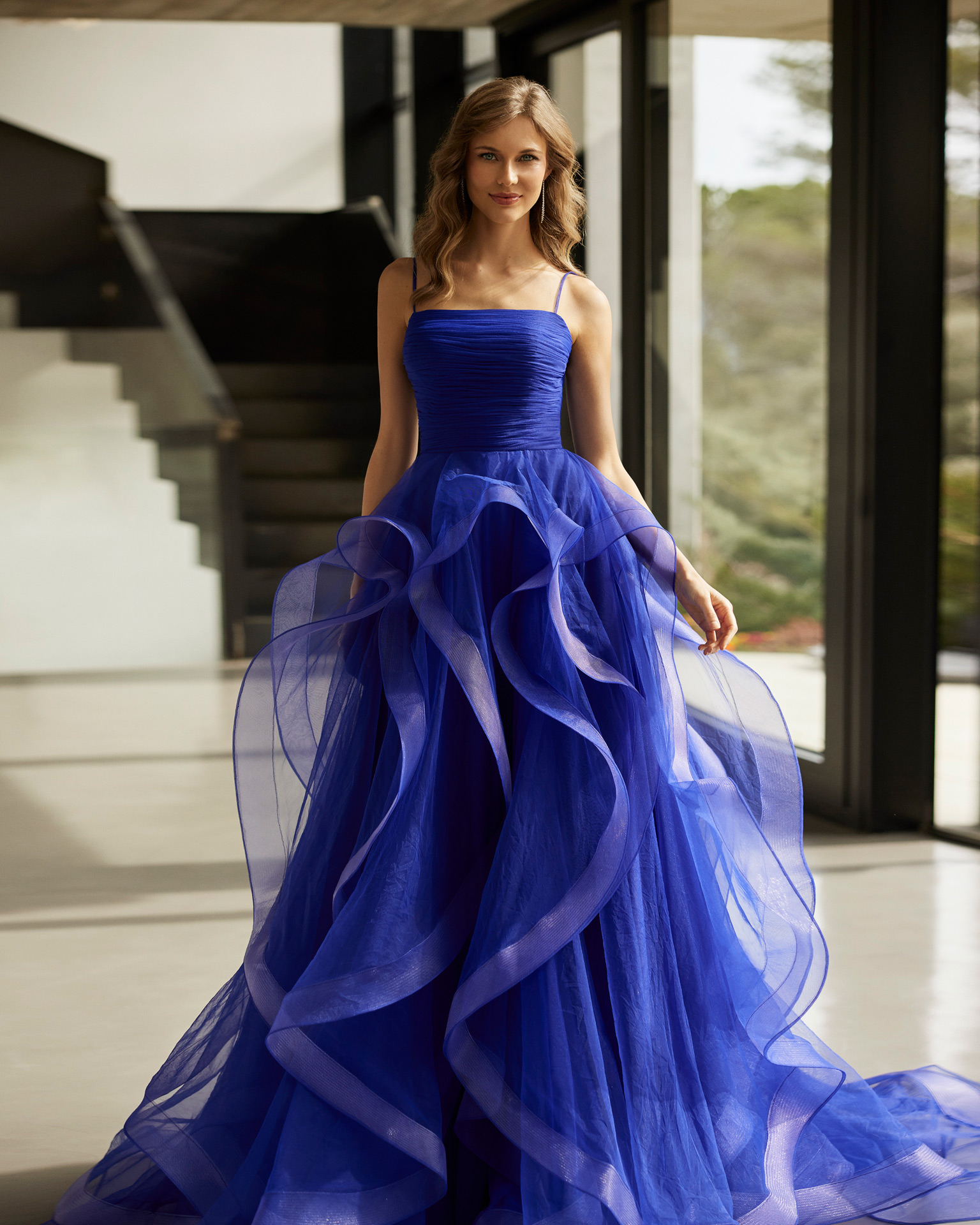 Fantasy long evening dress; made in tul, with strapless neckline,  closed back and detachable straps.  Ruffled skirts. Marfil Barcelona. MARFIL_BARCELONA.
