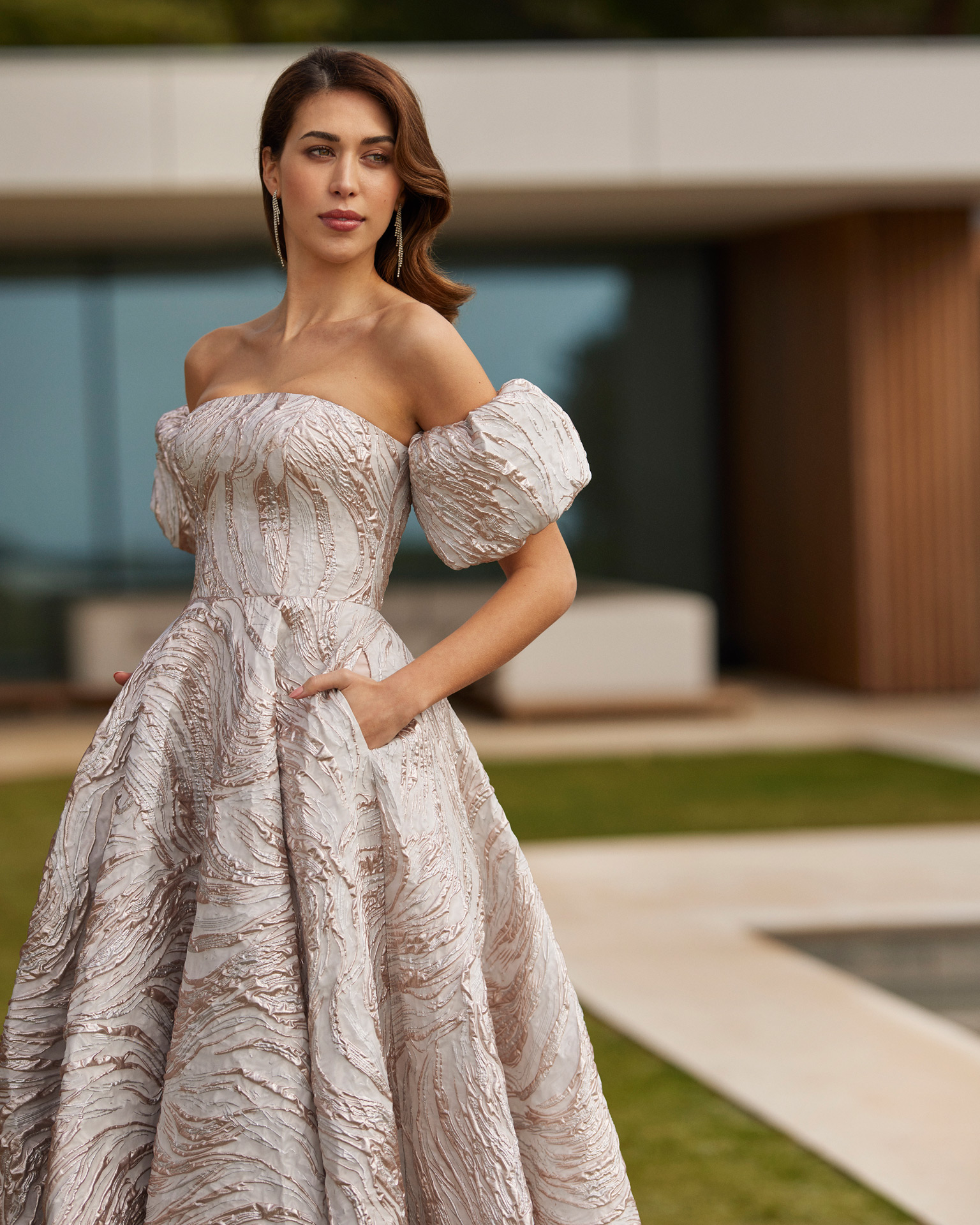 Lowing long gala dress. Made with brocade, with a closed back and removable sleeves. Marfil Barcelona delicate look. MARFIL_BARCELONA.
