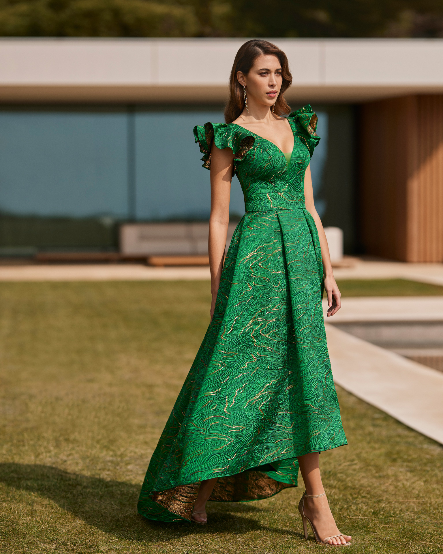 Princess style long dress. Made with brocade. With V-neckline, plunging back and straps. Marfil Barcelona look for parties and celebrations. MARFIL_BARCELONA.