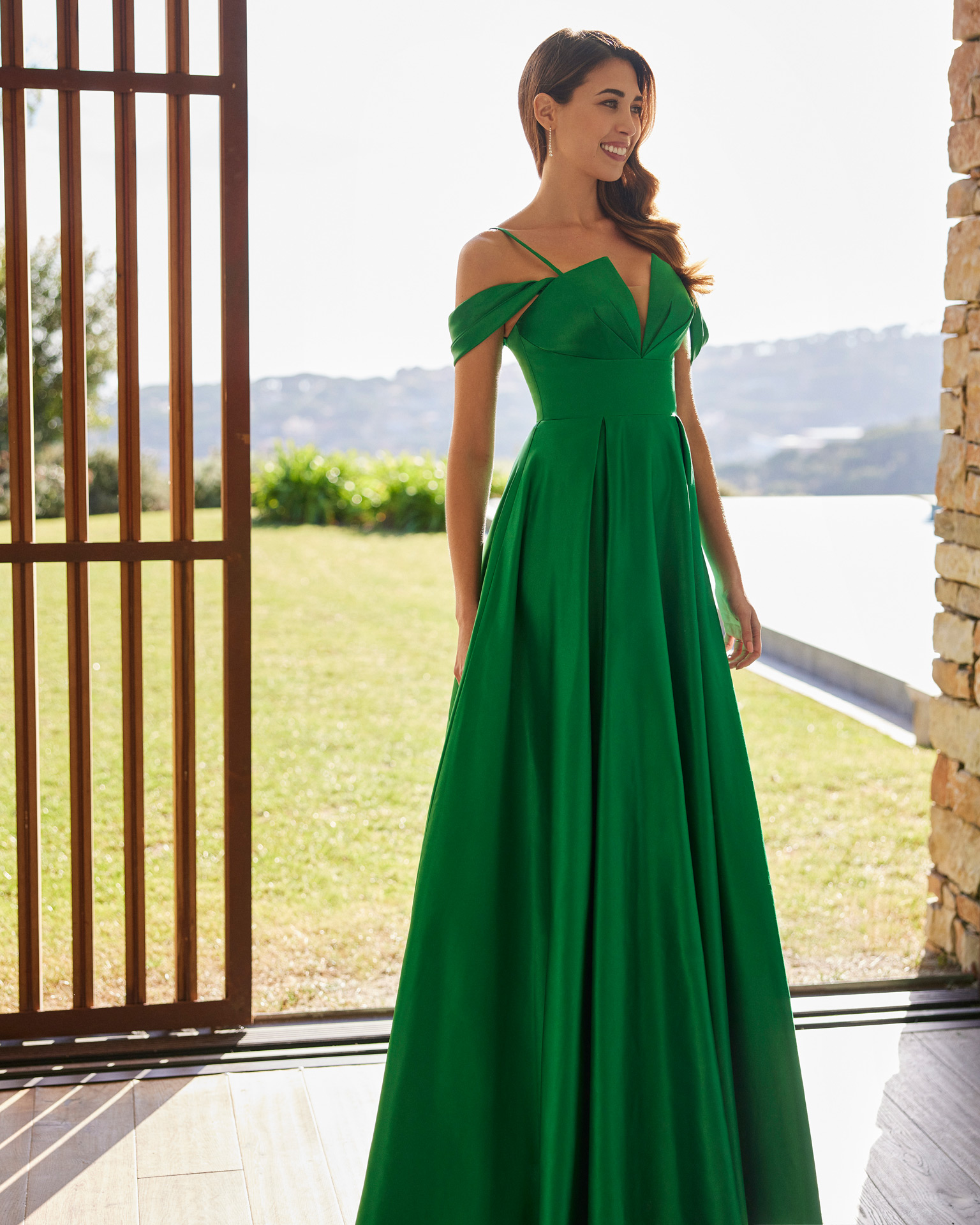 Long ceremony dress. Made with satin. With V-neckline and closed back, combined with draped sleeves and straps. Marfil Barcelona look for parties and events. MARFIL_BARCELONA.
