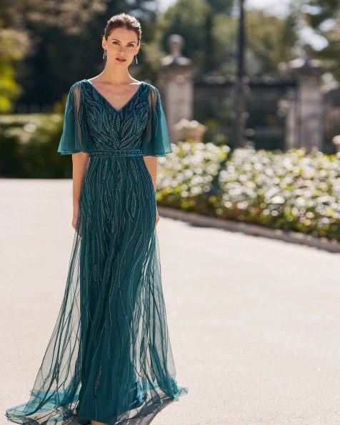 Elegant long evening dress. Made with beadwork. With V-neckline, V-back and cape sleeves. Couture Club outfit for parties and events. MARFIL_BARCELONA.